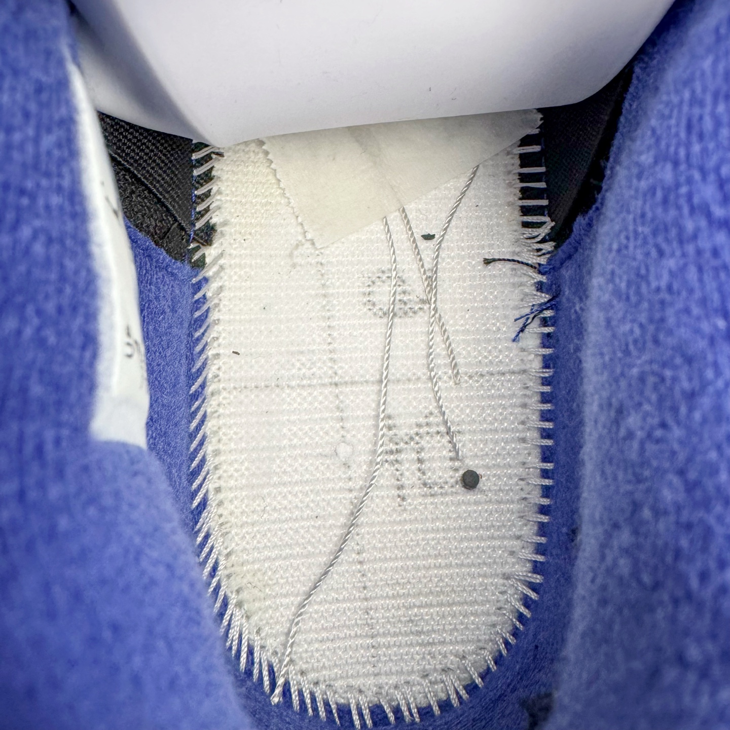 图片[21]-＃K版纯原 Air Jordan AJ4 Rare Air Laser 稀有空气 黑蓝红 FV5029-003 全新升级改良 原鞋原楦原纸板同源开发 完美呈现乔4的版型 内侧正确双色网格 还原细节 原厂皮料 正确气垫颜色 正确网格工艺 正确拉帮工艺 全鞋原装材料制作 原档案原模具打造 支持全方位与正品对比 尺码：36 36.5 37.5 38 38.5 39 40 40.5 41 42 42.5 43 44 44.5 45 46 47.5-选品中心