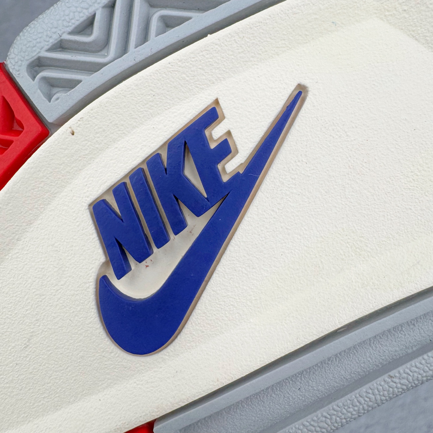 图片[11]-＃K版纯原 Air Jordan AJ4 Rare Air Laser 稀有空气 黑蓝红 FV5029-003 全新升级改良 原鞋原楦原纸板同源开发 完美呈现乔4的版型 内侧正确双色网格 还原细节 原厂皮料 正确气垫颜色 正确网格工艺 正确拉帮工艺 全鞋原装材料制作 原档案原模具打造 支持全方位与正品对比 尺码：36 36.5 37.5 38 38.5 39 40 40.5 41 42 42.5 43 44 44.5 45 46 47.5-选品中心