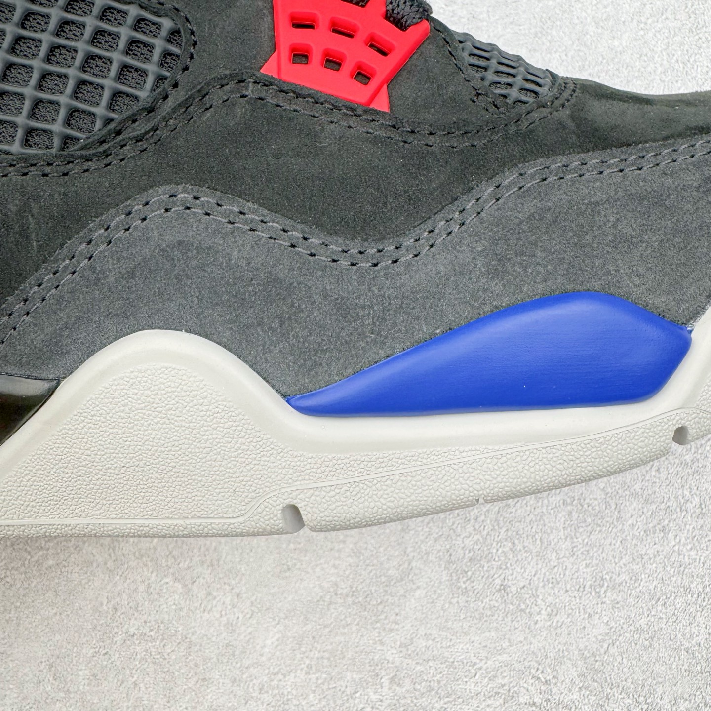 图片[12]-＃K版纯原 Air Jordan AJ4 Rare Air Laser 稀有空气 黑蓝红 FV5029-003 全新升级改良 原鞋原楦原纸板同源开发 完美呈现乔4的版型 内侧正确双色网格 还原细节 原厂皮料 正确气垫颜色 正确网格工艺 正确拉帮工艺 全鞋原装材料制作 原档案原模具打造 支持全方位与正品对比 尺码：36 36.5 37.5 38 38.5 39 40 40.5 41 42 42.5 43 44 44.5 45 46 47.5-选品中心
