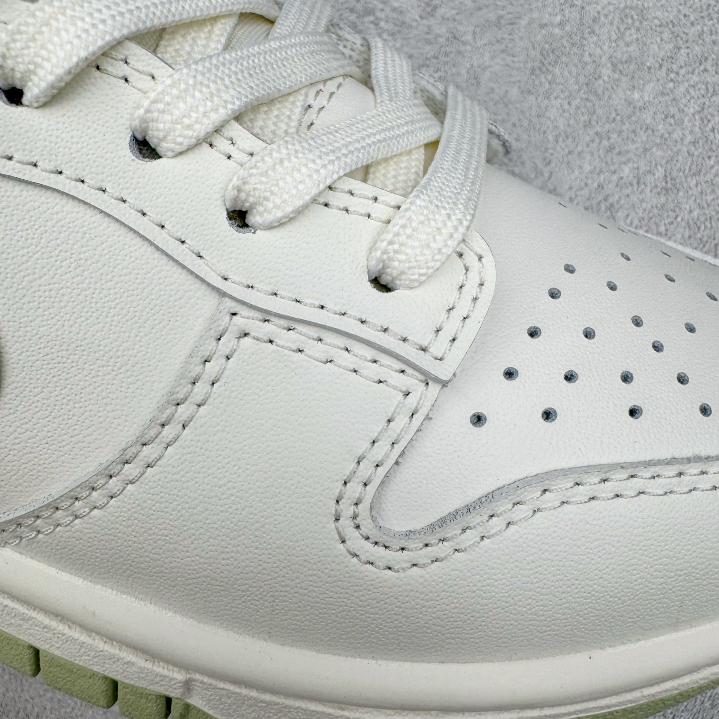 图片[18]-＃YC纯原 NK Dunk Low 春日来信WG0212-016 当杏仁奶白的温柔，遇见枝头初绽的嫩绿，鞋侧Swoosh 轻盈点缀，似春风在信上落下的笔锋，后跟的精致纹样，如信笺末页封印，藏着往春的寄托。把整个夏天穿成会呼吸的诗意，以新生之色，重构街头呼吸频率。一步生新绿，十步成清风，让浅绿叶纹在足间舒展，踏碎盛夏的燥意。定制系列天花板 无原鞋不开发 全系列得物原鞋一比一校对开发 配色持续更新中 终端对接 优势输出 全套原厂楦头原纸板数据档案倾力打造 原汁原味莞产 极致还原 圈内最强针车工艺 高端零售指定版 广东原厂配套原盒原标 鞋盒分三个尺码段 原厂冲刀 超高清洁度 全鞋零毛边皮料切割 采用原厂百宏鞋带以及原厂百宏织唛舌标 内标可供原厂几率过验 进口原装条纹中底布 四线拉帮白色点胶 原厂拉帮手法遵循公司 原厂电绣 极致还原 尺码：36 36.5 37.5 38 38.5 39 40 40.5 41 42 42.5 43 44 44.5 45 46-选品中心