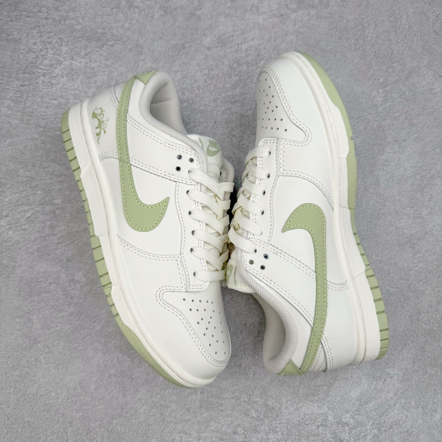 图片[3]-＃YC纯原 NK Dunk Low 春日来信WG0212-016 当杏仁奶白的温柔，遇见枝头初绽的嫩绿，鞋侧Swoosh 轻盈点缀，似春风在信上落下的笔锋，后跟的精致纹样，如信笺末页封印，藏着往春的寄托。把整个夏天穿成会呼吸的诗意，以新生之色，重构街头呼吸频率。一步生新绿，十步成清风，让浅绿叶纹在足间舒展，踏碎盛夏的燥意。定制系列天花板 无原鞋不开发 全系列得物原鞋一比一校对开发 配色持续更新中 终端对接 优势输出 全套原厂楦头原纸板数据档案倾力打造 原汁原味莞产 极致还原 圈内最强针车工艺 高端零售指定版 广东原厂配套原盒原标 鞋盒分三个尺码段 原厂冲刀 超高清洁度 全鞋零毛边皮料切割 采用原厂百宏鞋带以及原厂百宏织唛舌标 内标可供原厂几率过验 进口原装条纹中底布 四线拉帮白色点胶 原厂拉帮手法遵循公司 原厂电绣 极致还原 尺码：36 36.5 37.5 38 38.5 39 40 40.5 41 42 42.5 43 44 44.5 45 46-选品中心