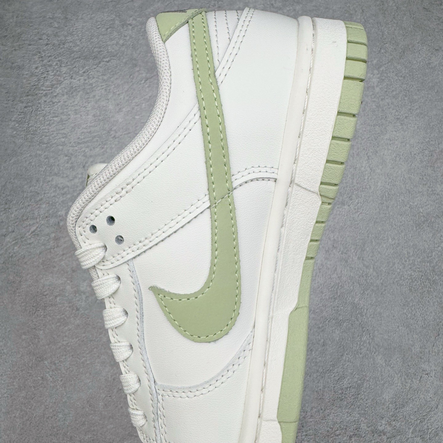 图片[7]-＃YC纯原 NK Dunk Low 春日来信WG0212-016 当杏仁奶白的温柔，遇见枝头初绽的嫩绿，鞋侧Swoosh 轻盈点缀，似春风在信上落下的笔锋，后跟的精致纹样，如信笺末页封印，藏着往春的寄托。把整个夏天穿成会呼吸的诗意，以新生之色，重构街头呼吸频率。一步生新绿，十步成清风，让浅绿叶纹在足间舒展，踏碎盛夏的燥意。定制系列天花板 无原鞋不开发 全系列得物原鞋一比一校对开发 配色持续更新中 终端对接 优势输出 全套原厂楦头原纸板数据档案倾力打造 原汁原味莞产 极致还原 圈内最强针车工艺 高端零售指定版 广东原厂配套原盒原标 鞋盒分三个尺码段 原厂冲刀 超高清洁度 全鞋零毛边皮料切割 采用原厂百宏鞋带以及原厂百宏织唛舌标 内标可供原厂几率过验 进口原装条纹中底布 四线拉帮白色点胶 原厂拉帮手法遵循公司 原厂电绣 极致还原 尺码：36 36.5 37.5 38 38.5 39 40 40.5 41 42 42.5 43 44 44.5 45 46-选品中心