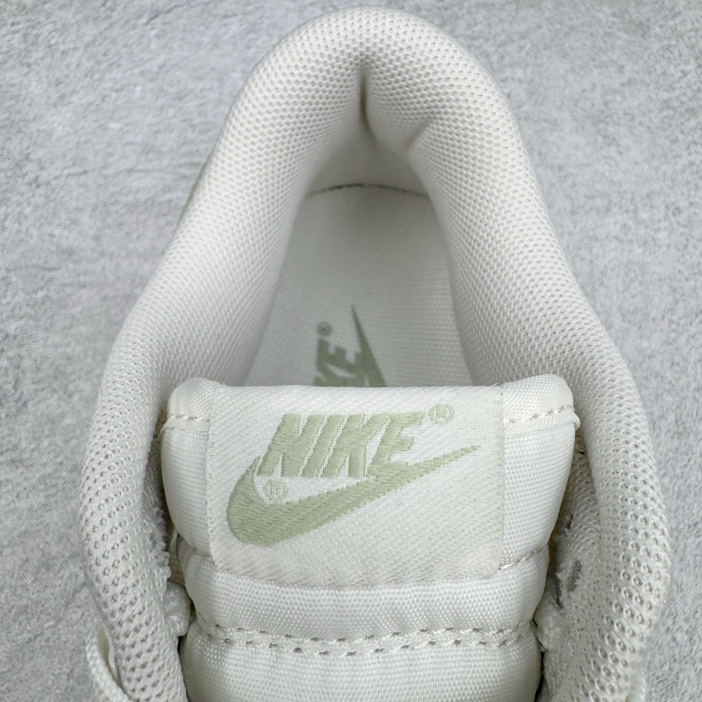 图片[13]-＃YC纯原 NK Dunk Low 春日来信WG0212-016 当杏仁奶白的温柔，遇见枝头初绽的嫩绿，鞋侧Swoosh 轻盈点缀，似春风在信上落下的笔锋，后跟的精致纹样，如信笺末页封印，藏着往春的寄托。把整个夏天穿成会呼吸的诗意，以新生之色，重构街头呼吸频率。一步生新绿，十步成清风，让浅绿叶纹在足间舒展，踏碎盛夏的燥意。定制系列天花板 无原鞋不开发 全系列得物原鞋一比一校对开发 配色持续更新中 终端对接 优势输出 全套原厂楦头原纸板数据档案倾力打造 原汁原味莞产 极致还原 圈内最强针车工艺 高端零售指定版 广东原厂配套原盒原标 鞋盒分三个尺码段 原厂冲刀 超高清洁度 全鞋零毛边皮料切割 采用原厂百宏鞋带以及原厂百宏织唛舌标 内标可供原厂几率过验 进口原装条纹中底布 四线拉帮白色点胶 原厂拉帮手法遵循公司 原厂电绣 极致还原 尺码：36 36.5 37.5 38 38.5 39 40 40.5 41 42 42.5 43 44 44.5 45 46-选品中心