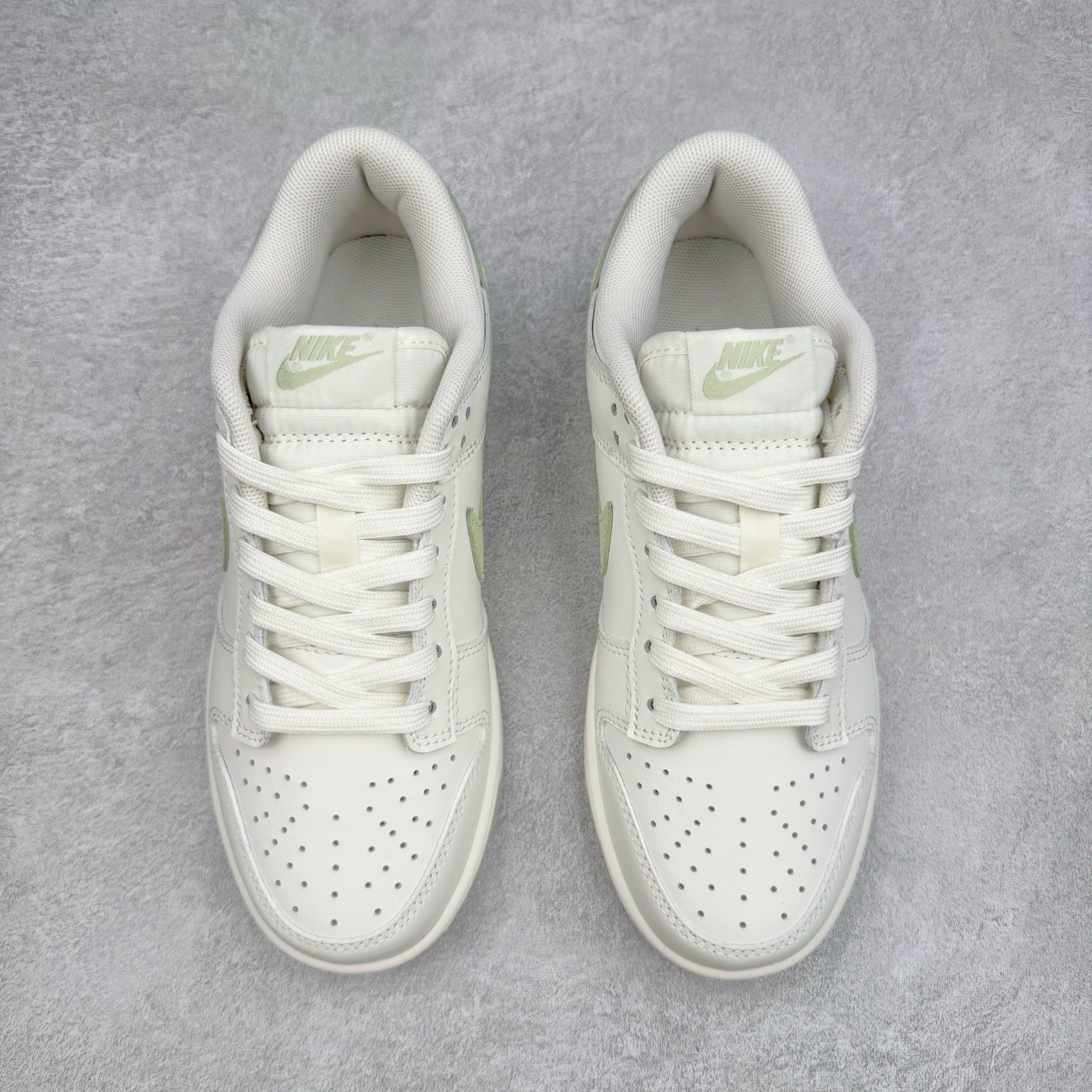 图片[2]-＃YC纯原 NK Dunk Low 春日来信WG0212-016 当杏仁奶白的温柔，遇见枝头初绽的嫩绿，鞋侧Swoosh 轻盈点缀，似春风在信上落下的笔锋，后跟的精致纹样，如信笺末页封印，藏着往春的寄托。把整个夏天穿成会呼吸的诗意，以新生之色，重构街头呼吸频率。一步生新绿，十步成清风，让浅绿叶纹在足间舒展，踏碎盛夏的燥意。定制系列天花板 无原鞋不开发 全系列得物原鞋一比一校对开发 配色持续更新中 终端对接 优势输出 全套原厂楦头原纸板数据档案倾力打造 原汁原味莞产 极致还原 圈内最强针车工艺 高端零售指定版 广东原厂配套原盒原标 鞋盒分三个尺码段 原厂冲刀 超高清洁度 全鞋零毛边皮料切割 采用原厂百宏鞋带以及原厂百宏织唛舌标 内标可供原厂几率过验 进口原装条纹中底布 四线拉帮白色点胶 原厂拉帮手法遵循公司 原厂电绣 极致还原 尺码：36 36.5 37.5 38 38.5 39 40 40.5 41 42 42.5 43 44 44.5 45 46-选品中心