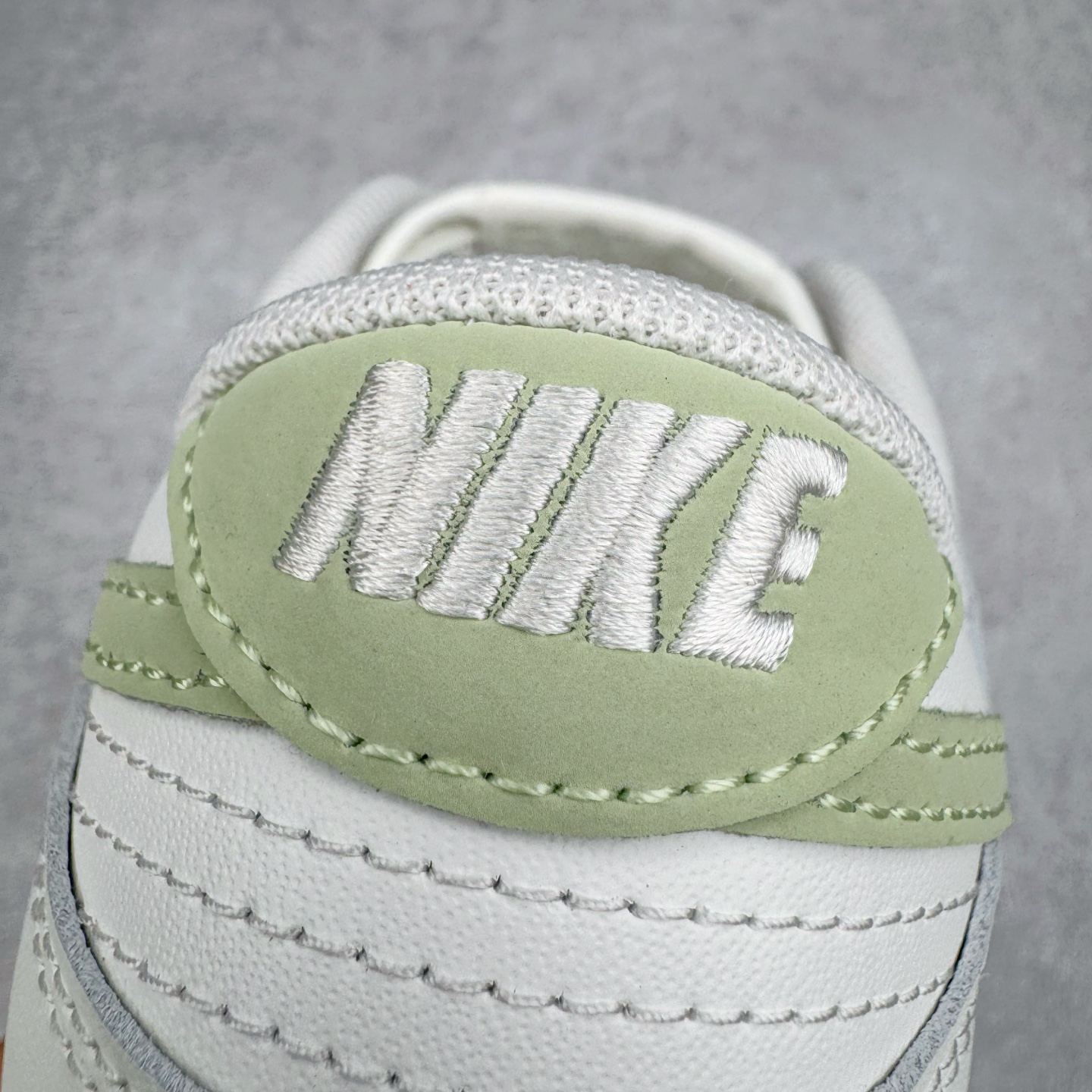 图片[15]-＃YC纯原 NK Dunk Low 春日来信WG0212-016 当杏仁奶白的温柔，遇见枝头初绽的嫩绿，鞋侧Swoosh 轻盈点缀，似春风在信上落下的笔锋，后跟的精致纹样，如信笺末页封印，藏着往春的寄托。把整个夏天穿成会呼吸的诗意，以新生之色，重构街头呼吸频率。一步生新绿，十步成清风，让浅绿叶纹在足间舒展，踏碎盛夏的燥意。定制系列天花板 无原鞋不开发 全系列得物原鞋一比一校对开发 配色持续更新中 终端对接 优势输出 全套原厂楦头原纸板数据档案倾力打造 原汁原味莞产 极致还原 圈内最强针车工艺 高端零售指定版 广东原厂配套原盒原标 鞋盒分三个尺码段 原厂冲刀 超高清洁度 全鞋零毛边皮料切割 采用原厂百宏鞋带以及原厂百宏织唛舌标 内标可供原厂几率过验 进口原装条纹中底布 四线拉帮白色点胶 原厂拉帮手法遵循公司 原厂电绣 极致还原 尺码：36 36.5 37.5 38 38.5 39 40 40.5 41 42 42.5 43 44 44.5 45 46-选品中心