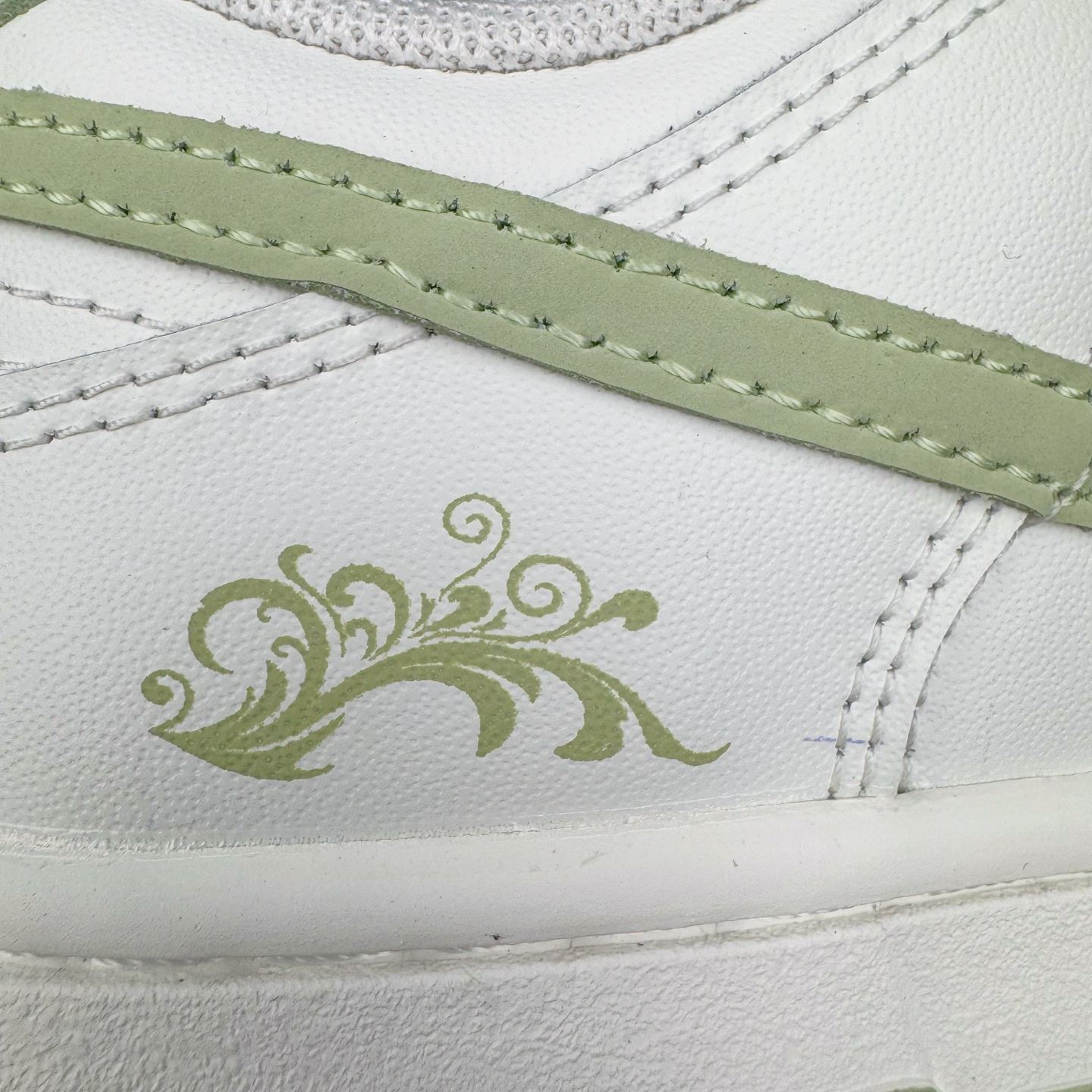 图片[16]-＃YC纯原 NK Dunk Low 春日来信WG0212-016 当杏仁奶白的温柔，遇见枝头初绽的嫩绿，鞋侧Swoosh 轻盈点缀，似春风在信上落下的笔锋，后跟的精致纹样，如信笺末页封印，藏着往春的寄托。把整个夏天穿成会呼吸的诗意，以新生之色，重构街头呼吸频率。一步生新绿，十步成清风，让浅绿叶纹在足间舒展，踏碎盛夏的燥意。定制系列天花板 无原鞋不开发 全系列得物原鞋一比一校对开发 配色持续更新中 终端对接 优势输出 全套原厂楦头原纸板数据档案倾力打造 原汁原味莞产 极致还原 圈内最强针车工艺 高端零售指定版 广东原厂配套原盒原标 鞋盒分三个尺码段 原厂冲刀 超高清洁度 全鞋零毛边皮料切割 采用原厂百宏鞋带以及原厂百宏织唛舌标 内标可供原厂几率过验 进口原装条纹中底布 四线拉帮白色点胶 原厂拉帮手法遵循公司 原厂电绣 极致还原 尺码：36 36.5 37.5 38 38.5 39 40 40.5 41 42 42.5 43 44 44.5 45 46-选品中心