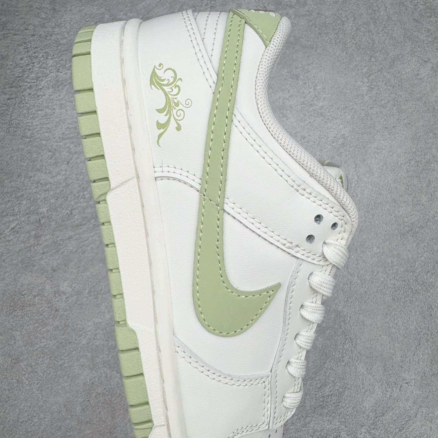 图片[6]-＃YC纯原 NK Dunk Low 春日来信WG0212-016 当杏仁奶白的温柔，遇见枝头初绽的嫩绿，鞋侧Swoosh 轻盈点缀，似春风在信上落下的笔锋，后跟的精致纹样，如信笺末页封印，藏着往春的寄托。把整个夏天穿成会呼吸的诗意，以新生之色，重构街头呼吸频率。一步生新绿，十步成清风，让浅绿叶纹在足间舒展，踏碎盛夏的燥意。定制系列天花板 无原鞋不开发 全系列得物原鞋一比一校对开发 配色持续更新中 终端对接 优势输出 全套原厂楦头原纸板数据档案倾力打造 原汁原味莞产 极致还原 圈内最强针车工艺 高端零售指定版 广东原厂配套原盒原标 鞋盒分三个尺码段 原厂冲刀 超高清洁度 全鞋零毛边皮料切割 采用原厂百宏鞋带以及原厂百宏织唛舌标 内标可供原厂几率过验 进口原装条纹中底布 四线拉帮白色点胶 原厂拉帮手法遵循公司 原厂电绣 极致还原 尺码：36 36.5 37.5 38 38.5 39 40 40.5 41 42 42.5 43 44 44.5 45 46-选品中心