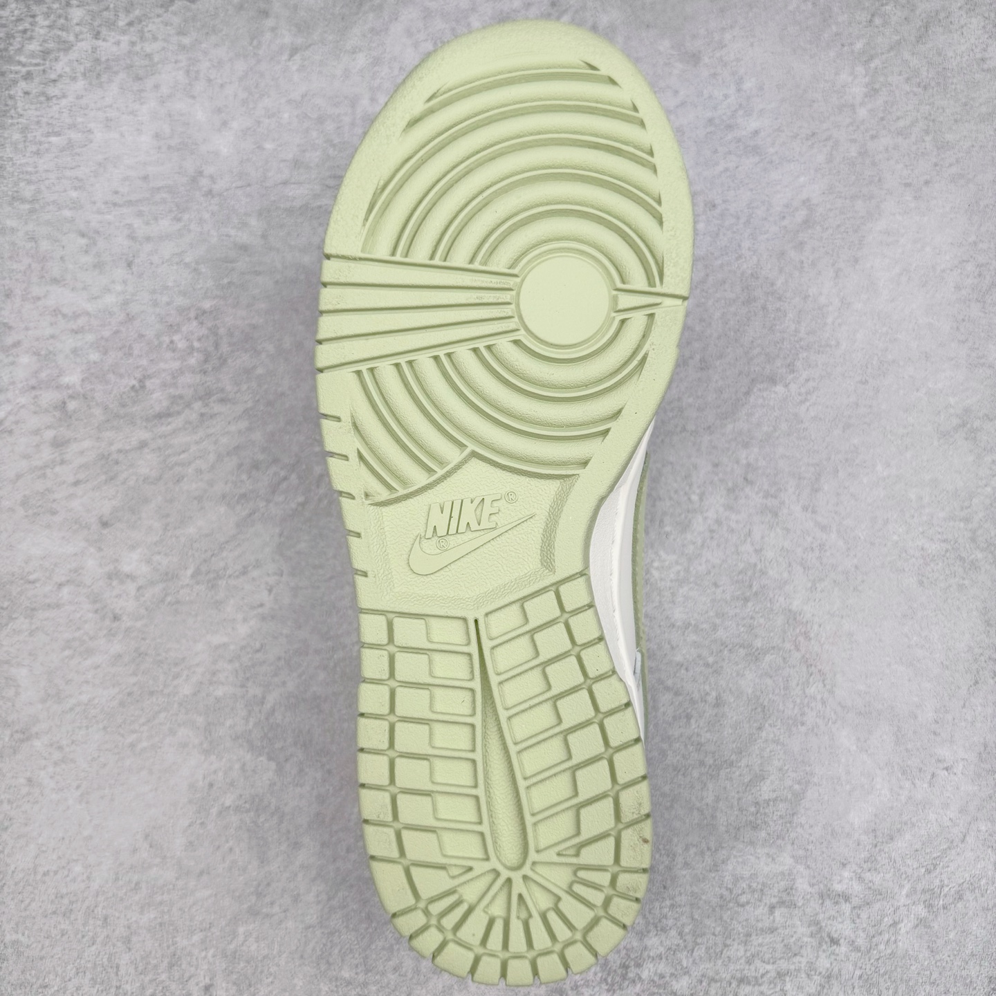 图片[9]-＃YC纯原 NK Dunk Low 春日来信WG0212-016 当杏仁奶白的温柔，遇见枝头初绽的嫩绿，鞋侧Swoosh 轻盈点缀，似春风在信上落下的笔锋，后跟的精致纹样，如信笺末页封印，藏着往春的寄托。把整个夏天穿成会呼吸的诗意，以新生之色，重构街头呼吸频率。一步生新绿，十步成清风，让浅绿叶纹在足间舒展，踏碎盛夏的燥意。定制系列天花板 无原鞋不开发 全系列得物原鞋一比一校对开发 配色持续更新中 终端对接 优势输出 全套原厂楦头原纸板数据档案倾力打造 原汁原味莞产 极致还原 圈内最强针车工艺 高端零售指定版 广东原厂配套原盒原标 鞋盒分三个尺码段 原厂冲刀 超高清洁度 全鞋零毛边皮料切割 采用原厂百宏鞋带以及原厂百宏织唛舌标 内标可供原厂几率过验 进口原装条纹中底布 四线拉帮白色点胶 原厂拉帮手法遵循公司 原厂电绣 极致还原 尺码：36 36.5 37.5 38 38.5 39 40 40.5 41 42 42.5 43 44 44.5 45 46-选品中心