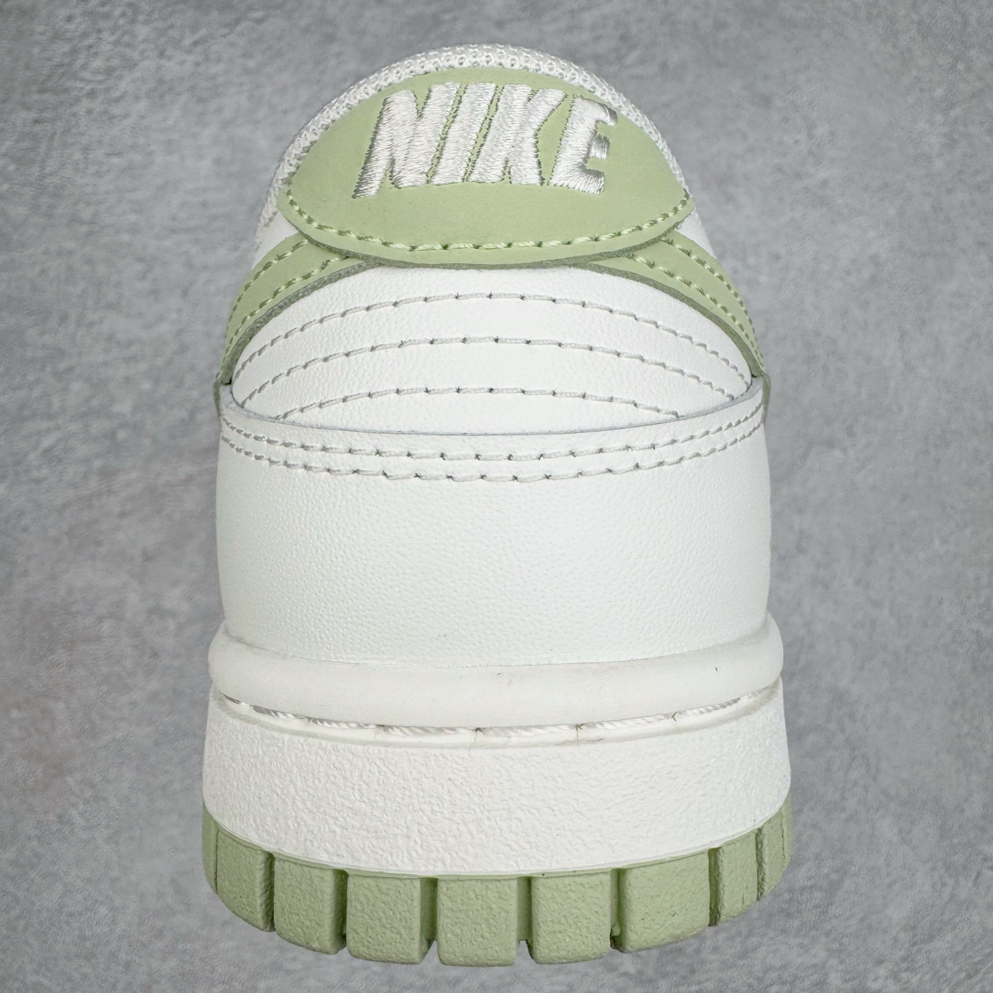 图片[8]-＃YC纯原 NK Dunk Low 春日来信WG0212-016 当杏仁奶白的温柔，遇见枝头初绽的嫩绿，鞋侧Swoosh 轻盈点缀，似春风在信上落下的笔锋，后跟的精致纹样，如信笺末页封印，藏着往春的寄托。把整个夏天穿成会呼吸的诗意，以新生之色，重构街头呼吸频率。一步生新绿，十步成清风，让浅绿叶纹在足间舒展，踏碎盛夏的燥意。定制系列天花板 无原鞋不开发 全系列得物原鞋一比一校对开发 配色持续更新中 终端对接 优势输出 全套原厂楦头原纸板数据档案倾力打造 原汁原味莞产 极致还原 圈内最强针车工艺 高端零售指定版 广东原厂配套原盒原标 鞋盒分三个尺码段 原厂冲刀 超高清洁度 全鞋零毛边皮料切割 采用原厂百宏鞋带以及原厂百宏织唛舌标 内标可供原厂几率过验 进口原装条纹中底布 四线拉帮白色点胶 原厂拉帮手法遵循公司 原厂电绣 极致还原 尺码：36 36.5 37.5 38 38.5 39 40 40.5 41 42 42.5 43 44 44.5 45 46-选品中心