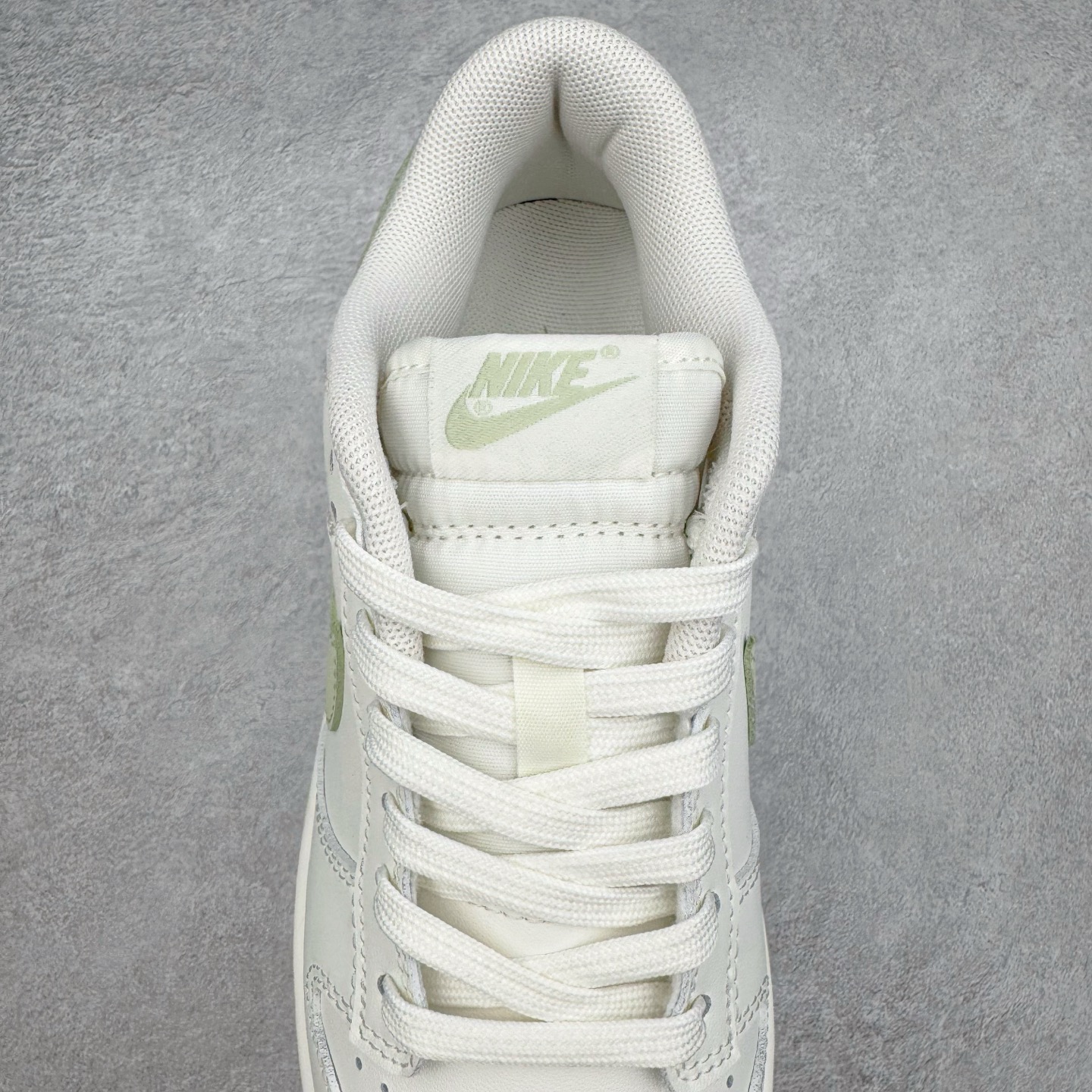 图片[5]-＃YC纯原 NK Dunk Low 春日来信WG0212-016 当杏仁奶白的温柔，遇见枝头初绽的嫩绿，鞋侧Swoosh 轻盈点缀，似春风在信上落下的笔锋，后跟的精致纹样，如信笺末页封印，藏着往春的寄托。把整个夏天穿成会呼吸的诗意，以新生之色，重构街头呼吸频率。一步生新绿，十步成清风，让浅绿叶纹在足间舒展，踏碎盛夏的燥意。定制系列天花板 无原鞋不开发 全系列得物原鞋一比一校对开发 配色持续更新中 终端对接 优势输出 全套原厂楦头原纸板数据档案倾力打造 原汁原味莞产 极致还原 圈内最强针车工艺 高端零售指定版 广东原厂配套原盒原标 鞋盒分三个尺码段 原厂冲刀 超高清洁度 全鞋零毛边皮料切割 采用原厂百宏鞋带以及原厂百宏织唛舌标 内标可供原厂几率过验 进口原装条纹中底布 四线拉帮白色点胶 原厂拉帮手法遵循公司 原厂电绣 极致还原 尺码：36 36.5 37.5 38 38.5 39 40 40.5 41 42 42.5 43 44 44.5 45 46-选品中心