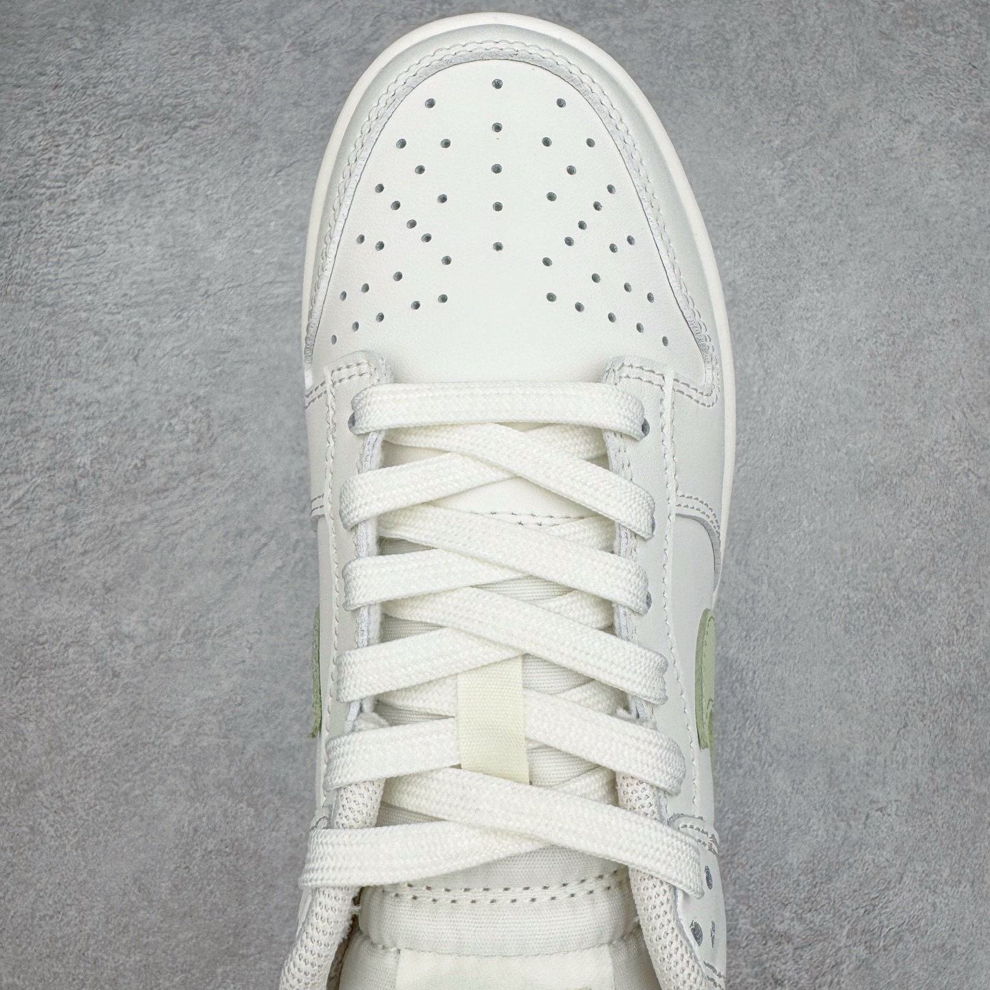 图片[4]-＃YC纯原 NK Dunk Low 春日来信WG0212-016 当杏仁奶白的温柔，遇见枝头初绽的嫩绿，鞋侧Swoosh 轻盈点缀，似春风在信上落下的笔锋，后跟的精致纹样，如信笺末页封印，藏着往春的寄托。把整个夏天穿成会呼吸的诗意，以新生之色，重构街头呼吸频率。一步生新绿，十步成清风，让浅绿叶纹在足间舒展，踏碎盛夏的燥意。定制系列天花板 无原鞋不开发 全系列得物原鞋一比一校对开发 配色持续更新中 终端对接 优势输出 全套原厂楦头原纸板数据档案倾力打造 原汁原味莞产 极致还原 圈内最强针车工艺 高端零售指定版 广东原厂配套原盒原标 鞋盒分三个尺码段 原厂冲刀 超高清洁度 全鞋零毛边皮料切割 采用原厂百宏鞋带以及原厂百宏织唛舌标 内标可供原厂几率过验 进口原装条纹中底布 四线拉帮白色点胶 原厂拉帮手法遵循公司 原厂电绣 极致还原 尺码：36 36.5 37.5 38 38.5 39 40 40.5 41 42 42.5 43 44 44.5 45 46-选品中心