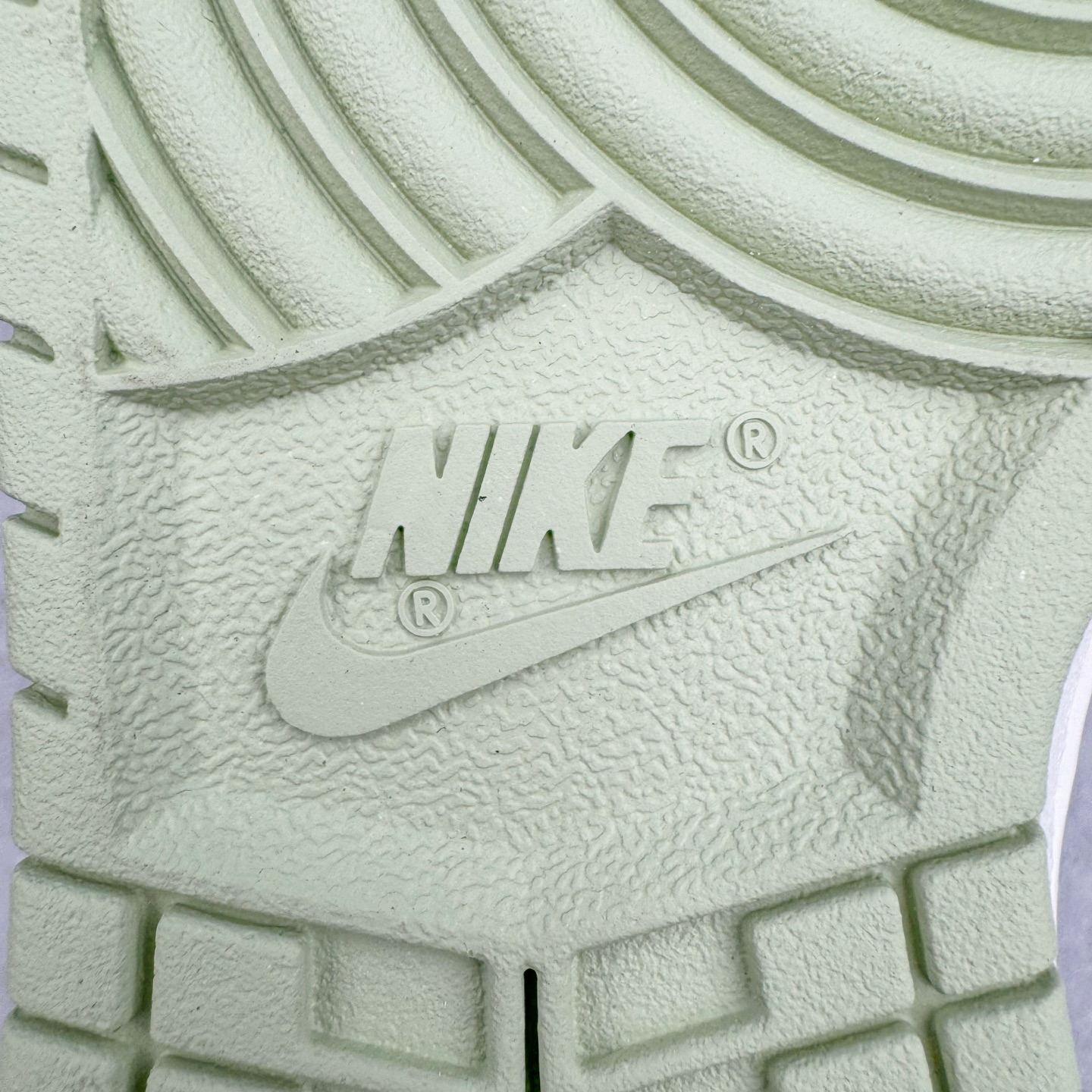 图片[19]-＃YC纯原 NK Dunk Low 春日来信WG0212-016 当杏仁奶白的温柔，遇见枝头初绽的嫩绿，鞋侧Swoosh 轻盈点缀，似春风在信上落下的笔锋，后跟的精致纹样，如信笺末页封印，藏着往春的寄托。把整个夏天穿成会呼吸的诗意，以新生之色，重构街头呼吸频率。一步生新绿，十步成清风，让浅绿叶纹在足间舒展，踏碎盛夏的燥意。定制系列天花板 无原鞋不开发 全系列得物原鞋一比一校对开发 配色持续更新中 终端对接 优势输出 全套原厂楦头原纸板数据档案倾力打造 原汁原味莞产 极致还原 圈内最强针车工艺 高端零售指定版 广东原厂配套原盒原标 鞋盒分三个尺码段 原厂冲刀 超高清洁度 全鞋零毛边皮料切割 采用原厂百宏鞋带以及原厂百宏织唛舌标 内标可供原厂几率过验 进口原装条纹中底布 四线拉帮白色点胶 原厂拉帮手法遵循公司 原厂电绣 极致还原 尺码：36 36.5 37.5 38 38.5 39 40 40.5 41 42 42.5 43 44 44.5 45 46-选品中心