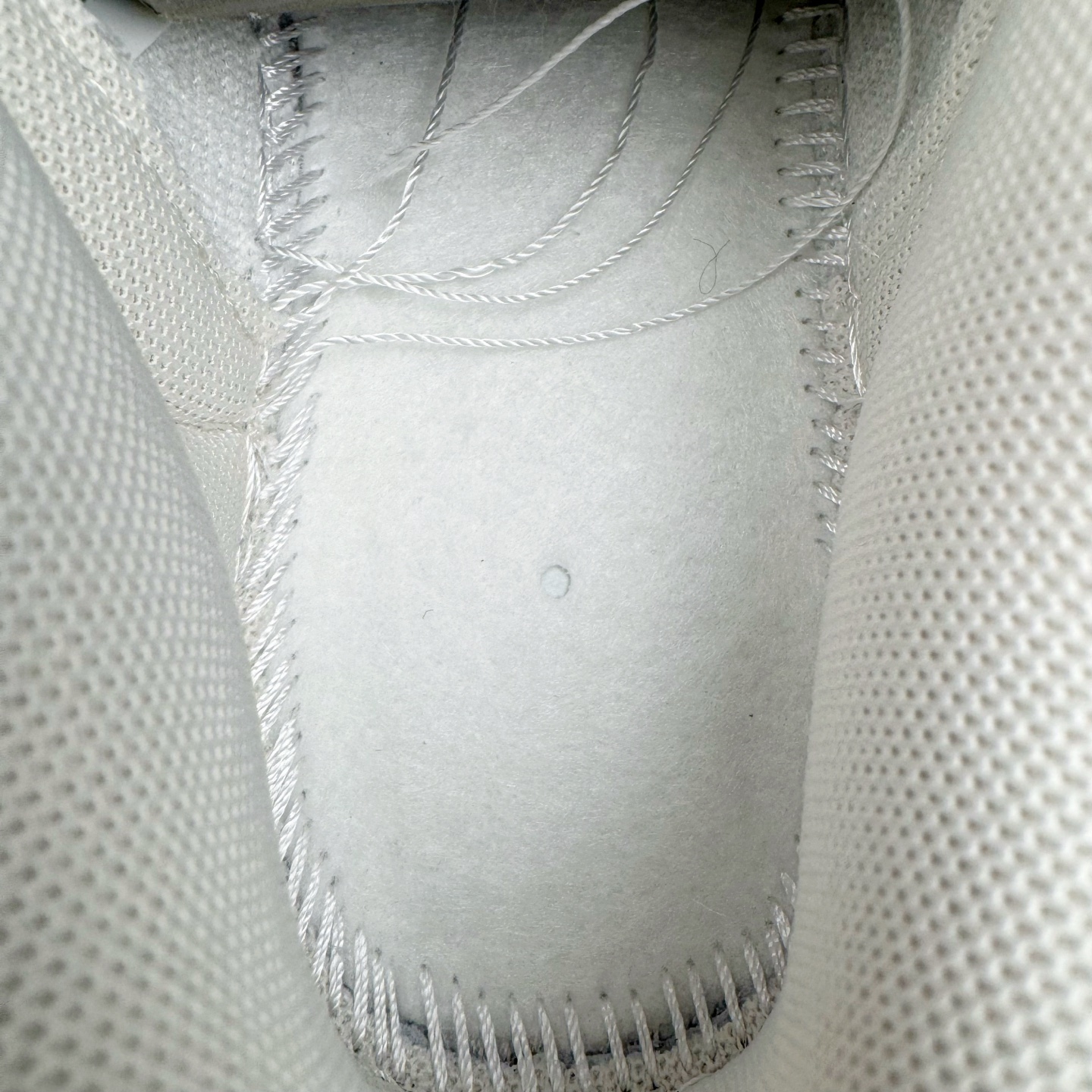 图片[11]-＃YC纯原 NK Dunk Low 春日来信WG0212-016 当杏仁奶白的温柔，遇见枝头初绽的嫩绿，鞋侧Swoosh 轻盈点缀，似春风在信上落下的笔锋，后跟的精致纹样，如信笺末页封印，藏着往春的寄托。把整个夏天穿成会呼吸的诗意，以新生之色，重构街头呼吸频率。一步生新绿，十步成清风，让浅绿叶纹在足间舒展，踏碎盛夏的燥意。定制系列天花板 无原鞋不开发 全系列得物原鞋一比一校对开发 配色持续更新中 终端对接 优势输出 全套原厂楦头原纸板数据档案倾力打造 原汁原味莞产 极致还原 圈内最强针车工艺 高端零售指定版 广东原厂配套原盒原标 鞋盒分三个尺码段 原厂冲刀 超高清洁度 全鞋零毛边皮料切割 采用原厂百宏鞋带以及原厂百宏织唛舌标 内标可供原厂几率过验 进口原装条纹中底布 四线拉帮白色点胶 原厂拉帮手法遵循公司 原厂电绣 极致还原 尺码：36 36.5 37.5 38 38.5 39 40 40.5 41 42 42.5 43 44 44.5 45 46-选品中心