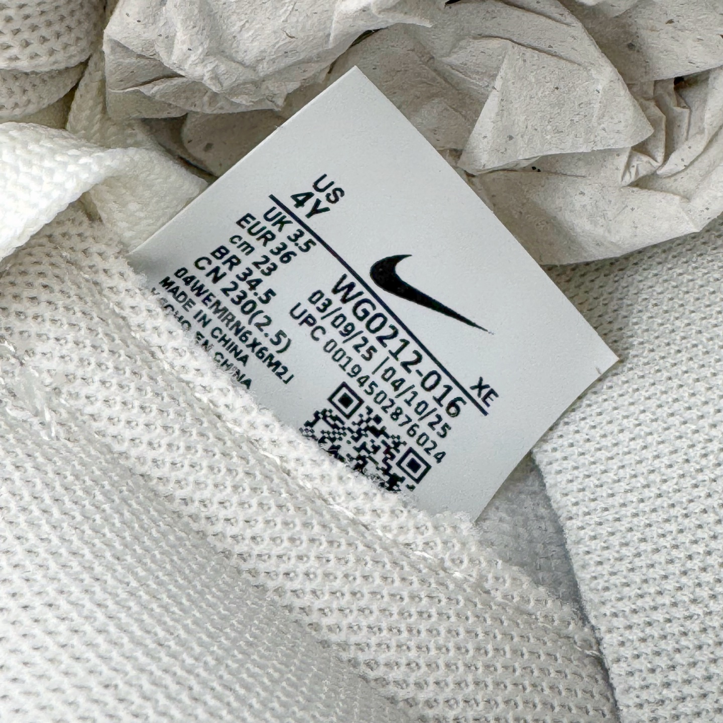 图片[12]-＃YC纯原 NK Dunk Low 春日来信WG0212-016 当杏仁奶白的温柔，遇见枝头初绽的嫩绿，鞋侧Swoosh 轻盈点缀，似春风在信上落下的笔锋，后跟的精致纹样，如信笺末页封印，藏着往春的寄托。把整个夏天穿成会呼吸的诗意，以新生之色，重构街头呼吸频率。一步生新绿，十步成清风，让浅绿叶纹在足间舒展，踏碎盛夏的燥意。定制系列天花板 无原鞋不开发 全系列得物原鞋一比一校对开发 配色持续更新中 终端对接 优势输出 全套原厂楦头原纸板数据档案倾力打造 原汁原味莞产 极致还原 圈内最强针车工艺 高端零售指定版 广东原厂配套原盒原标 鞋盒分三个尺码段 原厂冲刀 超高清洁度 全鞋零毛边皮料切割 采用原厂百宏鞋带以及原厂百宏织唛舌标 内标可供原厂几率过验 进口原装条纹中底布 四线拉帮白色点胶 原厂拉帮手法遵循公司 原厂电绣 极致还原 尺码：36 36.5 37.5 38 38.5 39 40 40.5 41 42 42.5 43 44 44.5 45 46-选品中心