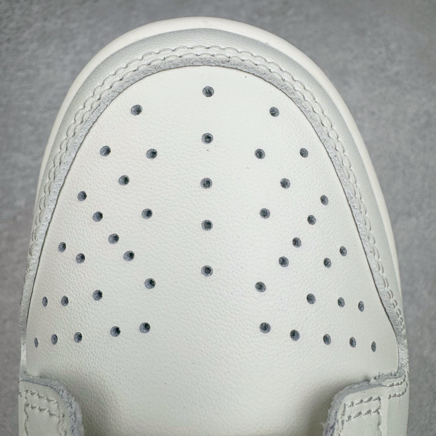 图片[14]-＃YC纯原 NK Dunk Low 春日来信WG0212-016 当杏仁奶白的温柔，遇见枝头初绽的嫩绿，鞋侧Swoosh 轻盈点缀，似春风在信上落下的笔锋，后跟的精致纹样，如信笺末页封印，藏着往春的寄托。把整个夏天穿成会呼吸的诗意，以新生之色，重构街头呼吸频率。一步生新绿，十步成清风，让浅绿叶纹在足间舒展，踏碎盛夏的燥意。定制系列天花板 无原鞋不开发 全系列得物原鞋一比一校对开发 配色持续更新中 终端对接 优势输出 全套原厂楦头原纸板数据档案倾力打造 原汁原味莞产 极致还原 圈内最强针车工艺 高端零售指定版 广东原厂配套原盒原标 鞋盒分三个尺码段 原厂冲刀 超高清洁度 全鞋零毛边皮料切割 采用原厂百宏鞋带以及原厂百宏织唛舌标 内标可供原厂几率过验 进口原装条纹中底布 四线拉帮白色点胶 原厂拉帮手法遵循公司 原厂电绣 极致还原 尺码：36 36.5 37.5 38 38.5 39 40 40.5 41 42 42.5 43 44 44.5 45 46-选品中心