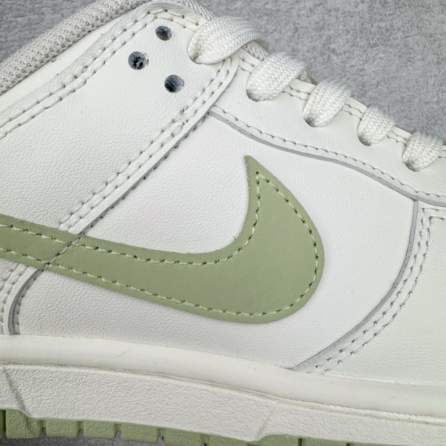 图片[17]-＃YC纯原 NK Dunk Low 春日来信WG0212-016 当杏仁奶白的温柔，遇见枝头初绽的嫩绿，鞋侧Swoosh 轻盈点缀，似春风在信上落下的笔锋，后跟的精致纹样，如信笺末页封印，藏着往春的寄托。把整个夏天穿成会呼吸的诗意，以新生之色，重构街头呼吸频率。一步生新绿，十步成清风，让浅绿叶纹在足间舒展，踏碎盛夏的燥意。定制系列天花板 无原鞋不开发 全系列得物原鞋一比一校对开发 配色持续更新中 终端对接 优势输出 全套原厂楦头原纸板数据档案倾力打造 原汁原味莞产 极致还原 圈内最强针车工艺 高端零售指定版 广东原厂配套原盒原标 鞋盒分三个尺码段 原厂冲刀 超高清洁度 全鞋零毛边皮料切割 采用原厂百宏鞋带以及原厂百宏织唛舌标 内标可供原厂几率过验 进口原装条纹中底布 四线拉帮白色点胶 原厂拉帮手法遵循公司 原厂电绣 极致还原 尺码：36 36.5 37.5 38 38.5 39 40 40.5 41 42 42.5 43 44 44.5 45 46-选品中心