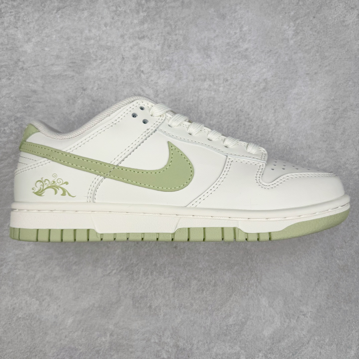 ＃YC纯原 NK Dunk Low 春日来信WG0212-016 当杏仁奶白的温柔，遇见枝头初绽的嫩绿，鞋侧Swoosh 轻盈点缀，似春风在信上落下的笔锋，后跟的精致纹样，如信笺末页封印，藏着往春的寄托。把整个夏天穿成会呼吸的诗意，以新生之色，重构街头呼吸频率。一步生新绿，十步成清风，让浅绿叶纹在足间舒展，踏碎盛夏的燥意。定制系列天花板 无原鞋不开发 全系列得物原鞋一比一校对开发 配色持续更新中 终端对接 优势输出 全套原厂楦头原纸板数据档案倾力打造 原汁原味莞产 极致还原 圈内最强针车工艺 高端零售指定版 广东原厂配套原盒原标 鞋盒分三个尺码段 原厂冲刀 超高清洁度 全鞋零毛边皮料切割 采用原厂百宏鞋带以及原厂百宏织唛舌标 内标可供原厂几率过验 进口原装条纹中底布 四线拉帮白色点胶 原厂拉帮手法遵循公司 原厂电绣 极致还原 尺码：36 36.5 37.5 38 38.5 39 40 40.5 41 42 42.5 43 44 44.5 45 46-选品中心