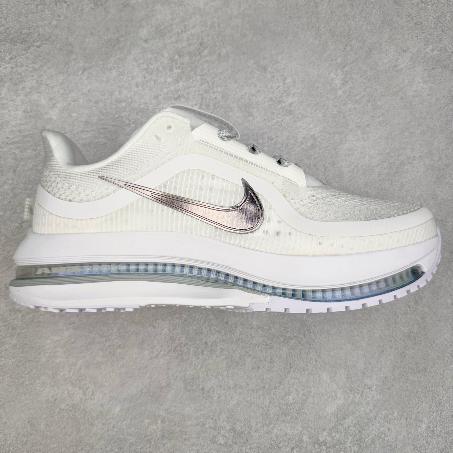 ＃纯原 NK Pegasus Premium 飞马全掌气垫跑步运动鞋 HQ2592-102 气垫的究极进化 NIKE 2025S 新王炸 • 在特有Air科技加持下，耐克带来全新Pegasus Premium。这款跑鞋在传承耐克飞马（Pegasus）系列标志性的缓震功能的同时，将首次搭载耐克的塑型可视化Air Zoom气垫单元。• 塑型Air Zoom气垫单元贴合脚部的自然轮廓，帮助跑者在从后跟到脚趾的过渡中能够有效传递力量，带来一种前所未有的轻盈、顺畅回馈体验。中底采用ZoomX泡绵，后跟则使用ReactX泡绵，为跑者提供稳定流畅的推进感。• 塑型可视化Air Zoom气垫单元和精心配置的泡绵组合，让Pegasus Premium成为耐克飞马系列中颇具能量回馈的鞋款。• 全新Pegasus Premium不仅展示了耐克势头强劲的创新周期，证明了其特有的Air科技的强大实力，更体现了耐克倾听和服务运动员的能力。尺码：36 36.5 37.5 38 38.5 39 40 40.5 41 42 42.5 43 44 44.5 45-选品中心