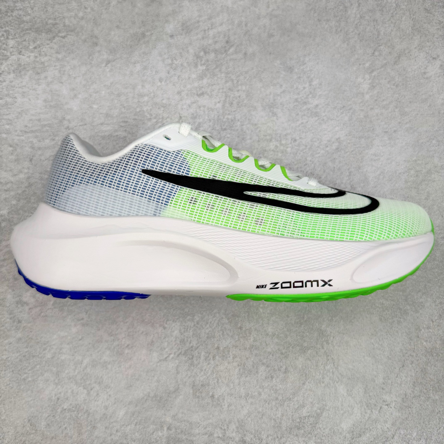 ＃TG纯原 NK Zoom Fly 5 马拉松长跑运动休闲缓震碳板跑步鞋 DM8968-101 独家开模内嵌全掌铲形真碳板.如拆解发现非碳板可假一罚十.（非市面上通货TPU塑料板或纸板之类）.鞋底窗口可见zoomx粘接料.非通货使用的纹路雕刻而成.外围搭載轻量级SR02泡棉载体.中底ZoomX泡棉.鞋面采用轻盈网眼设计.鞋垫与原厂一致采用zoomX废料粘接而成.鞋盒.合格证.纸吊牌.三标齐全. 实拍调校N版已经零色差零失真 百分百还原实物色彩所见即所得 不存在货不对板色差等低级问题 选购参考实物拍摄 不混卖不参货 只用心做好货严格选品 承诺混一赔十 尺码：36 36.5 37.5 38 38.5 39 40 40.5 41 42 42.5 43 44 44.5 45-选品中心