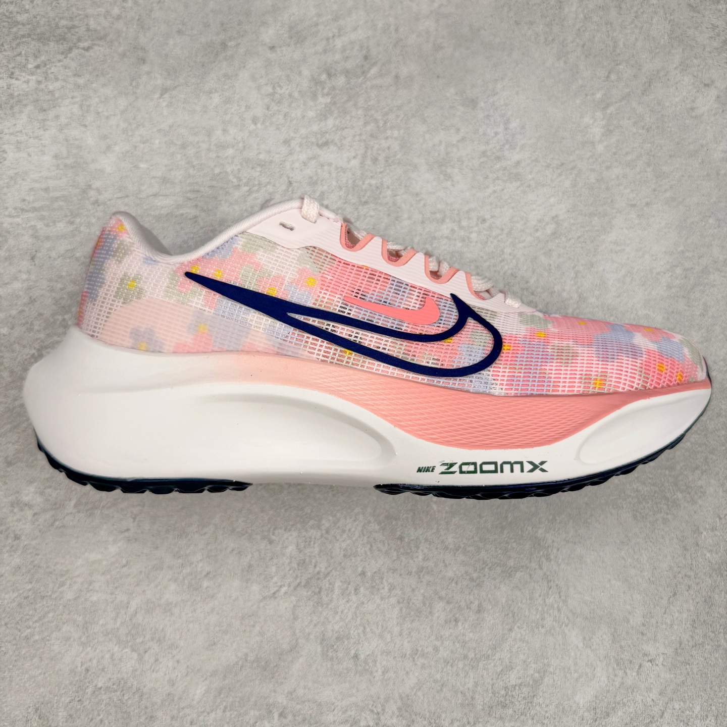 图片[16]-＃TG纯原 NK Zoom Fly 5 马拉松长跑运动休闲缓震碳板跑步鞋 独家开模内嵌全掌铲形真碳板.如拆解发现非碳板可假一罚十.（非市面上通货TPU塑料板或纸板之类）.鞋底窗口可见zoomx粘接料.非通货使用的纹路雕刻而成.外围搭載轻量级SR02泡棉载体.中底ZoomX泡棉.鞋面采用轻盈网眼设计.鞋垫与原厂一致采用zoomX废料粘接而成.鞋盒.合格证.纸吊牌.三标齐全. 实拍调校N版已经零色差零失真 百分百还原实物色彩所见即所得 不存在货不对板色差等低级问题 选购参考实物拍摄 不混卖不参货 只用心做好货严格选品 承诺混一赔十 尺码：36 36.5 37.5 38 38.5 39 40 40.5 41 42 42.5 43 44 44.5 45-选品中心