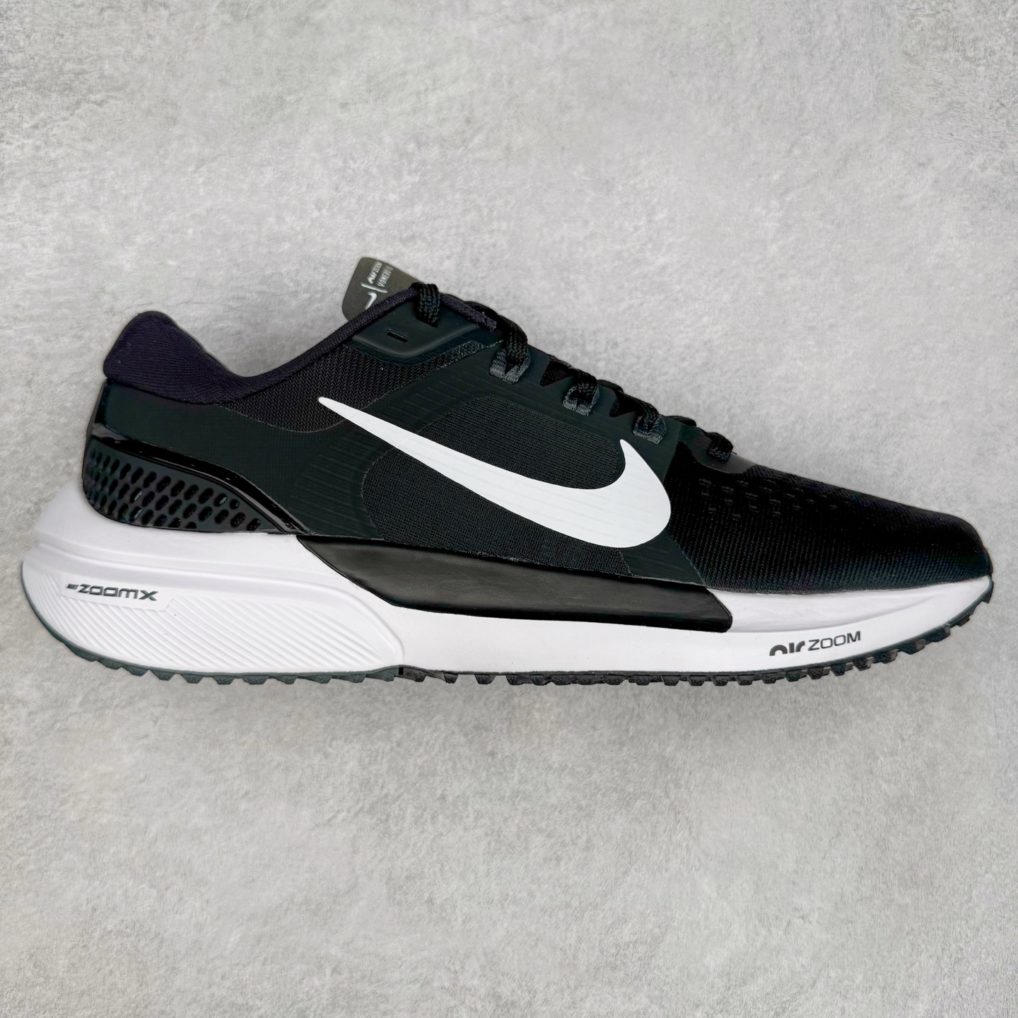 ＃TG纯原 NK Air Zoom Vomero 15 编织 网布织物减震防滑耐磨低帮气垫休闲跑步鞋 黑白 CU1855-001 泰光Zp特供批次 市面唯一支持实战的跑鞋 原档案数据原厂网纱 正确高频花纹 前后掌内置Zoom Air气垫 原装MD大底 脚感完美还原 原盒原配 QC检验、钢印 俱全 原底科技 同步原版 脚感堪比Boost 实拍调校N版已经零色差零失真 百分百还原实物色彩所见即所得 不存在货不对板色差等低级问题 选购参考实物拍摄 不混卖不参货 只用心做好货严格选品 承诺混一赔十 尺码：36 36.5 37.5 38 38.5 39 40 40.5 41 42 42.5 43 44 44.5 45-选品中心