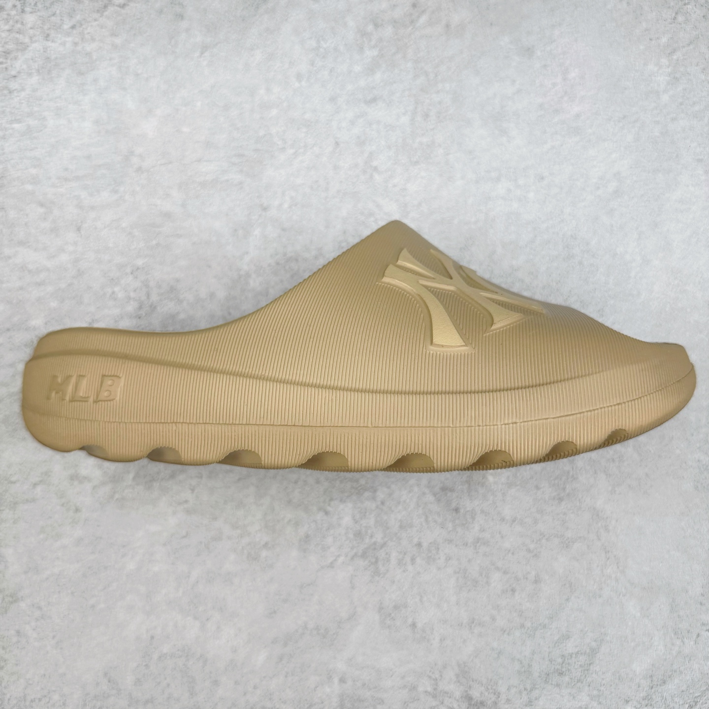 MLB baseball League Slippers 美国榄球洋基队限定字母拖百搭潮流款情侣休闲运动拖鞋 正确全新开发高弹PU鞋底 区别市面套底版本#鞋面采用环保复合去臭材质 尺码：36 36.5 37 38 38.5 39 40 41 42 42.5 43 44-选品中心