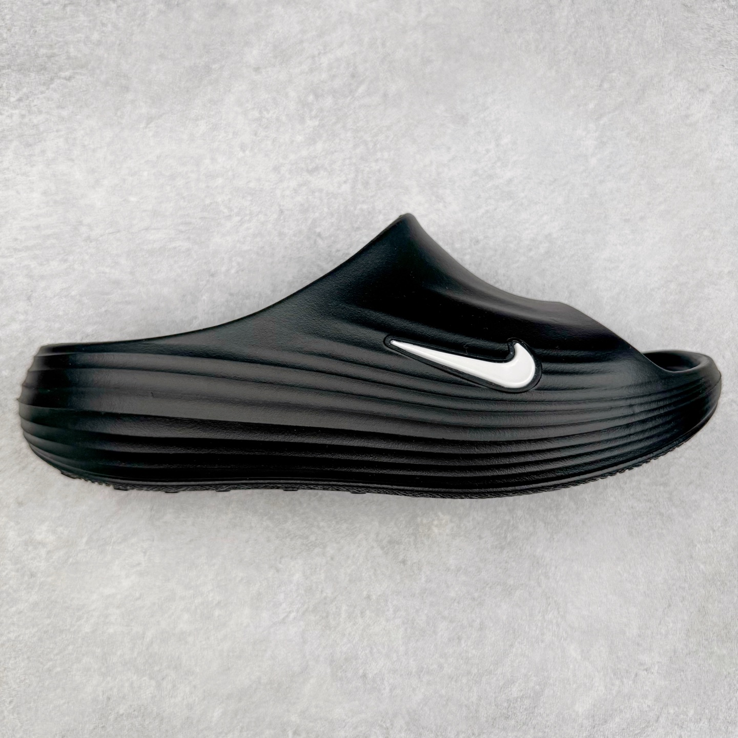 NK ReactX Rejuven8 简约舒适百搭拖鞋 从名字就能看出,这款鞋搭载了React X缓震科技,保证了舒适的脚感和轻盈的穿着体验。设计上,这双鞋采用了近几年非常流行的洞洞鞋风格,但特别之处在于加入了波浪纹路细节,让整个鞋型看起来更有立体感,视觉上也增添了几分现代感。尺码:36 36.5 37.5 38 38.5 39 40 40.5 41 42 42.5 43 44 44.5 45-选品中心