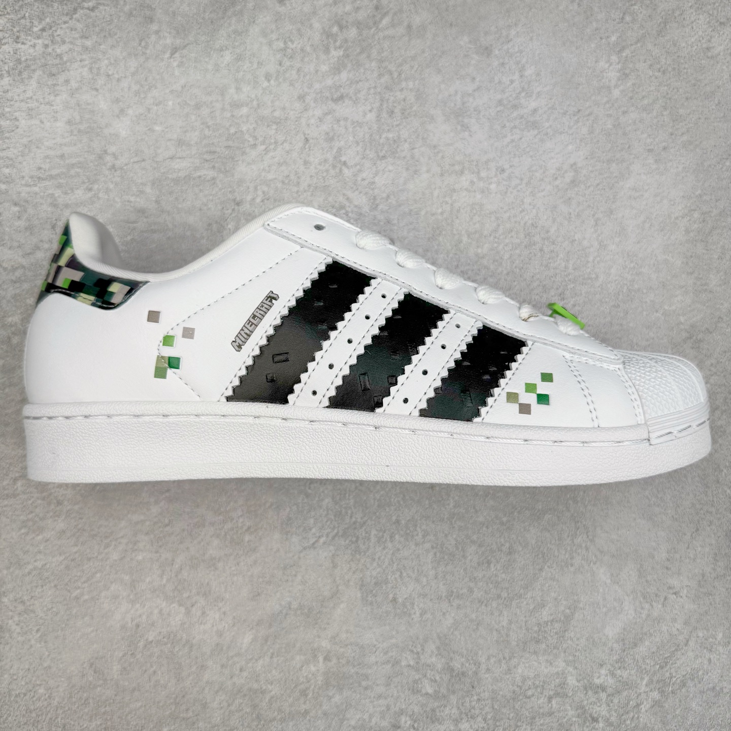 AD Originals Superstar 经典复古贝壳头板鞋 JQ8749 诞生于1969年 是第一双将全皮面鞋 身与橡胶鞋头结合在一起的低帮篮球鞋 Superstar最开始 是作为高帮篮球鞋Pro Model的低帮版本而出现的 但因为其独特和醒目的橡胶鞋头造型而让大家熟知 被大家形象地称为\\\”shelltoe\\\”贝壳头 在70年代的美国职业篮球场上 接近3/4的NBA球员都将这双Superstar作为场上用鞋 80年代之后 经过不断的改良和发展 Superstar逐渐成为横跨时装、音乐、街头文化、休闲和运动等各大领域的时尚潮鞋 尺码：36 36.5 37 38 38.5 39 40 40.5 41 42 42.5 43 44 44.5 45-选品中心