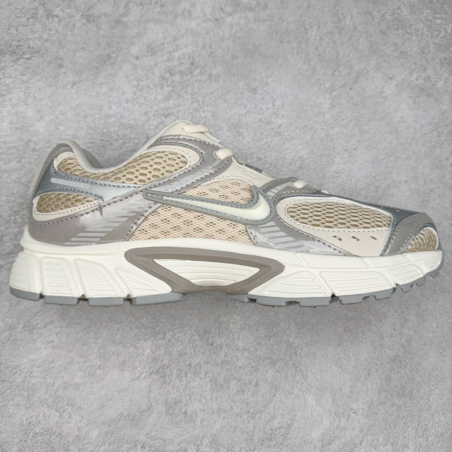 NK V5 RNR 舒适百搭防滑耐磨低帮跑步鞋 IF2330-001 舒适有型适合日常穿着 该鞋款延续千禧年经典设计搭载泡绵中底 厚实而轻盈匠心细节巧搭立体耐克勾标志焕新演绎复古跑鞋 鞋款从千禧年美学汲取灵感 混搭多种材质突显层次感立体感和传统跑步风范 尺码：36 36.5 37.5 38 38.5 39 40 40.5 41 42 42.5 43 44 44.5 45-选品中心