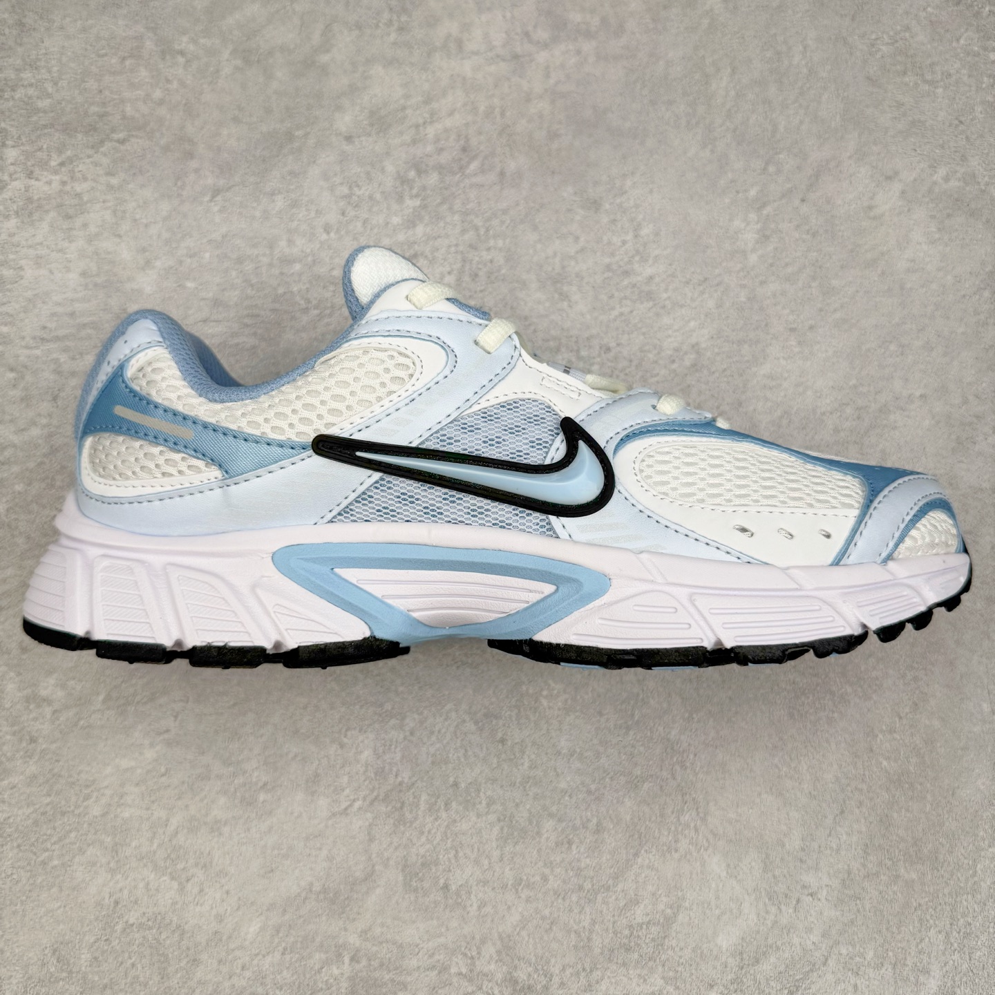 NK V5 RNR 舒适百搭防滑耐磨低帮跑步鞋 IF2330-600 舒适有型适合日常穿着 该鞋款延续千禧年经典设计搭载泡绵中底 厚实而轻盈匠心细节巧搭立体耐克勾标志焕新演绎复古跑鞋 鞋款从千禧年美学汲取灵感 混搭多种材质突显层次感立体感和传统跑步风范 尺码:36 36.5 37.5 38 38.5 39 40 40.5 41 42 42.5 43 44 44.5 45-选品中心