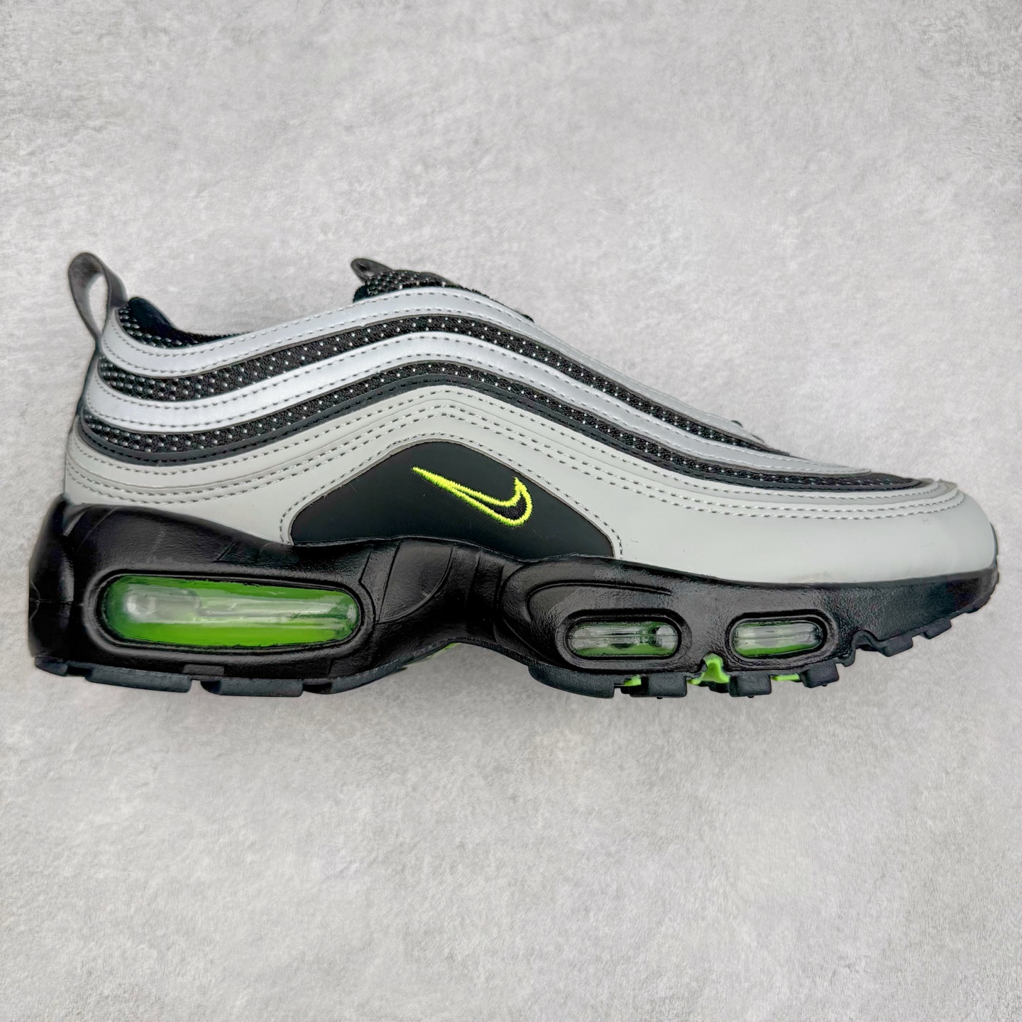 Division Street x NK Air Max 95/97 联名款时尚舒适低帮休闲气垫跑步鞋 IM2174-001 设计灵感源于人体构造 中底设计基于人体的脊柱构造 是整体设计的核心 尼龙孔眼代表了肋骨 而分层式面板和网眼象征着肌肉纤维和肉体组织 采用了两个独立的吹塑成型的Air-Sole单元 并首次在前掌使用可视化气垫设计 Swoosh logo被当作一个标点符号放在了鞋子的后帮位置 尺码：36 36.5 37.5 38 38.5 39 40 40.5 41 42 42.5 43 44 44.5 45 46-选品中心