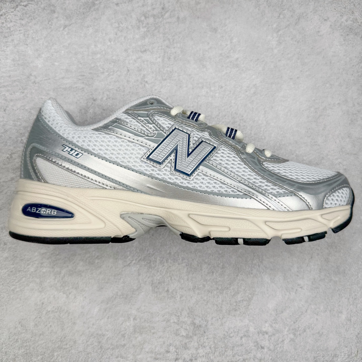 ＃福利特价 New Balance MR740 NB新百伦系列复古老爹风休闲运动慢跑鞋 采用轻质牛剖革拼接透气网眼衬垫织物鞋面材质 T-Beam大底提供足步弓支撑 保持步态稳定#后跟搭载外露缓震胶 鞋身整体以各种深浅不一的灰色覆盖 鞋头以淡蓝色调装饰，网眼衬垫通过不规律的色块实现做旧的美感 泛黄的鞋底更是进一步增添了复古气息 尺码：36 37 37.5 38 38.5 39.5 40 40.5 41.5 42 42.5 43 44 45-选品中心