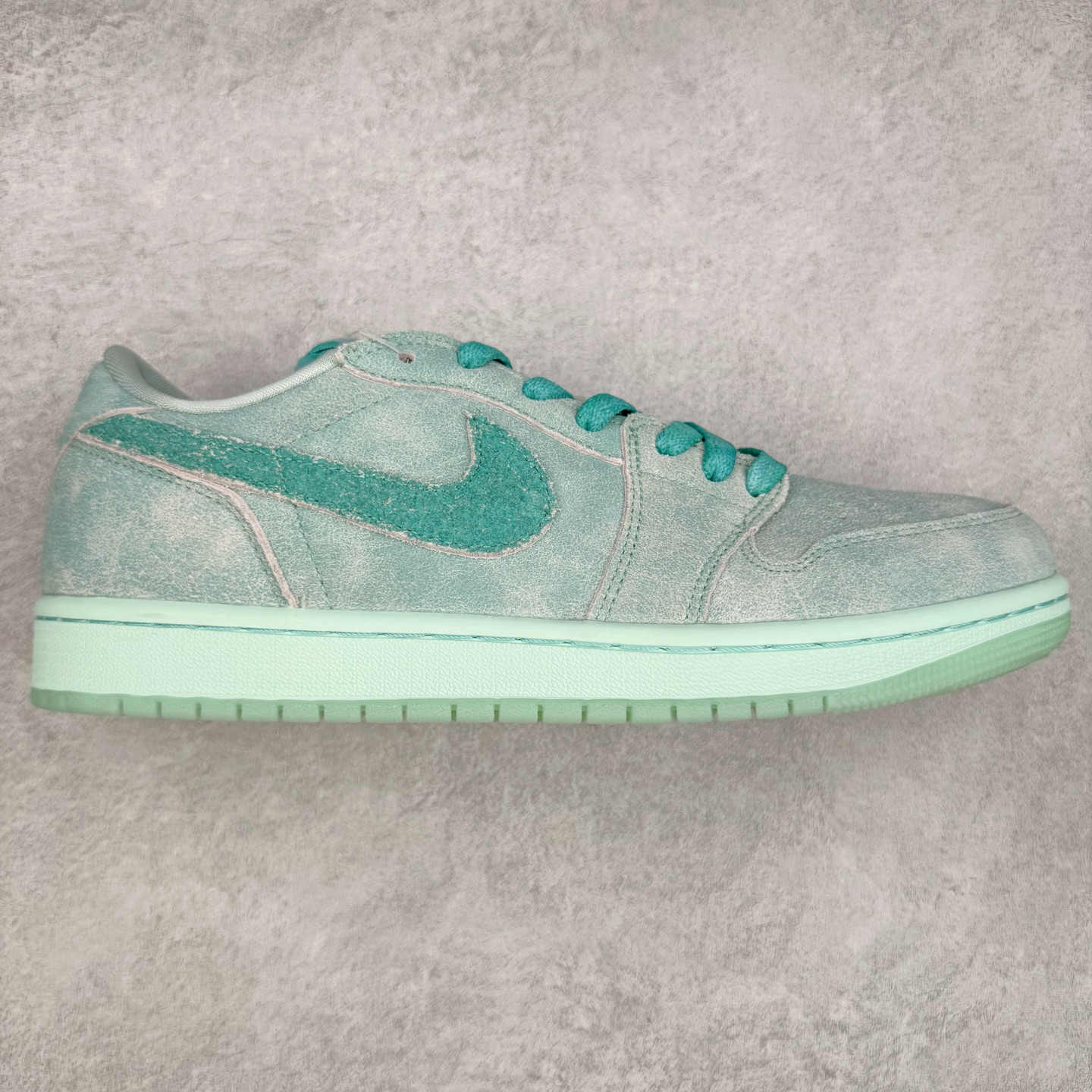 ＃K版 Air Jordan AJ1 Low 低帮 蓝绿色HQ8111-300 全新流水线出品 DT版本唯一平替选择 市场第二梯队最强版 全部原鞋开发 原楦原纸板开发 全鞋电脑针车 原厂内置全掌气垫 原盒内在原标 唯一Zp原版鞋带绑法 免检产品 全新2022版型 全头层皮料 完美零毛边处理 原厂配置全掌气垫 价格定位良心 几十个配色陆续出货 实拍调校N版已经零色差零失真 百分百还原实物色彩所见即所得 不存在货不对板色差等低级问题 选购参考实物拍摄 不混卖不参货 只用心做好货严格选品 承诺混一赔十 尺码：36 36.5 37.5 38 38.5 39 40 40.5 41 42 42.5 43 44 44.5 45-选品中心