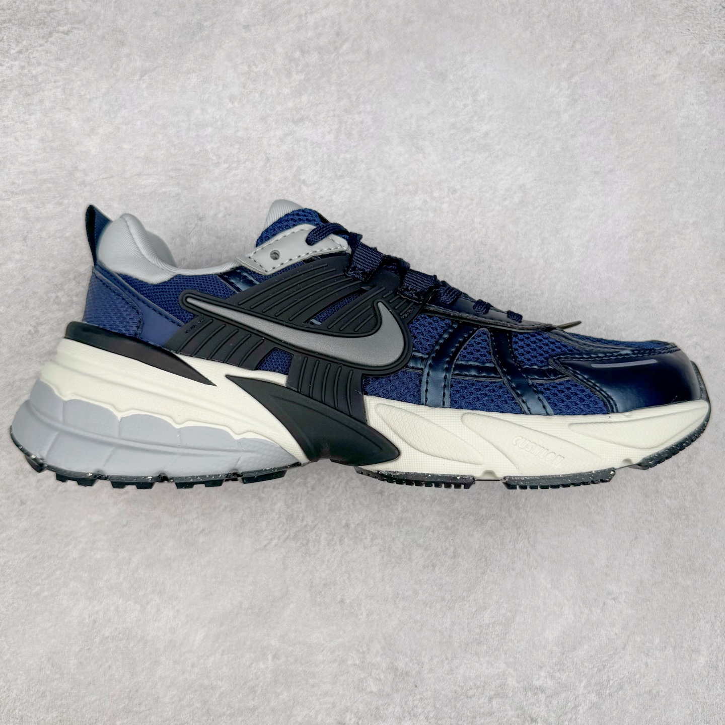 NK V2K Runtekk 减震防滑低帮 复古老爹鞋跑步鞋 FD0736-008 鞋款被命名为 Runtekk 设计上借鉴了 2000 年的跑鞋风格 配色上以金属银为主调 简练又有复古运动气质 材质上使用大面积网眼、皮革、TPU 组成 支撑和透气性肯定不错 中底处由 Cushlon 泡绵打造 保证在压马路时可以提供优秀脚感 并通过一手做旧氧化效果突出复古感 中底造型很容易让大家联想到巴黎世家3XL 增高效果同样不能忽视 尺码：36 36.5 37.5 38 38.5 39 40 40.5 41 42 42.5 43 44 44.5 45-选品中心