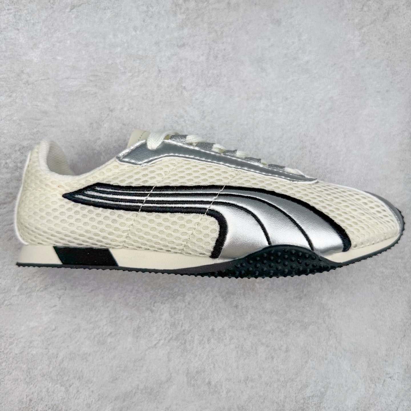 ＃TG特价福利 PUMA Speedca OG 彪马极速赛车系列低帮德训风拼接复古百搭休闲运动赛车鞋 鞋款从80、90年代赛车手所穿的防火赛车鞋为原型，鞋身线条模仿了赛车的流线廓形，体现了空气动力学原理的结构。简约流畅的外观，恰好又和贯穿其中的Formstrip Logo融合恰到好处，视觉上细节丰富且协调。本次Speedcat OG鞋款归来，最大看点自然式保留了窄版鞋型以及薄底构造。这两年各品牌鞋底越做越厚，Speedcat反其道而行之，上脚几乎无鞋底的效果带来耳目一新的视觉体验。鞋面依旧是以质感细腻的麂皮材质打造，并且大面积近乎全包裹的使用，复古味道也愈发浓烈。配色上更是将最原始的黑色和红色带回，向F1赛车队的标志性队服致敬。相信让各位一眼种草的更多是出挑的大红色，上脚即可瞬间点亮整体造型，在以球鞋为核心的OOTD中脱颖而出。而另一款黑色则是低调的万金油，彰显新潮个性的同时又不喧宾夺主，也是热爱简约系穿搭朋友的首选。 尺码：35.5 36 37 37.5 38 38.5 39 40 40.5 41 42 42.5 43 44 44.5 45-选品中心