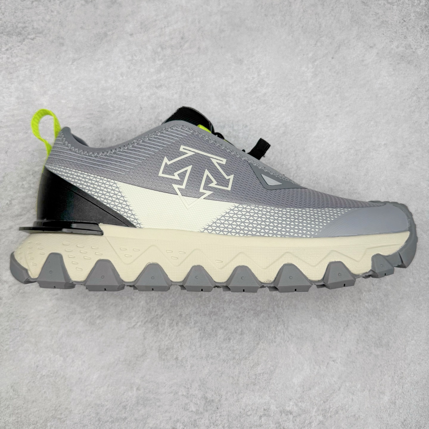 DESCENTE SKI STYLE SNOW RIDE 迪桑特舒适防滑耐磨低帮生活休闲鞋 DESCENTE（迪桑特）创立于1935年，品牌名取自法语词汇，意为“滑降”。品牌箭头标识代表滑雪的三种技术“高速直线滑行”、“穿越”和“侧滑”，也寓意品牌在打造高端专业运动产品中不断追求完美的创新精神，致力于成为中国高端专业滑雪、综训、女子、铁人三项、高尔夫的第一品牌。尺码：39 40 40.5 41 42 42.5 43 44 44.5 45-选品中心