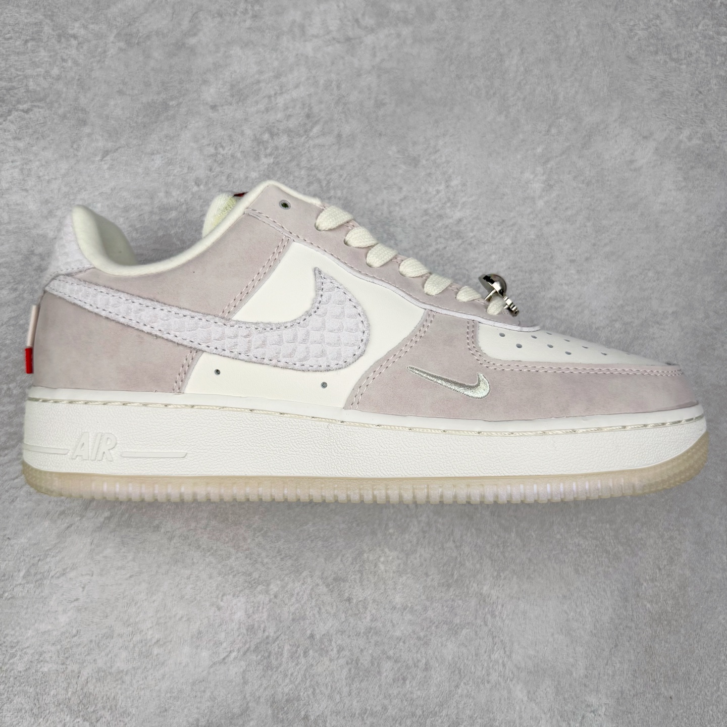 图片[3]-＃福利特价 NK Air Force 1´07 Low 空军一号低帮百搭休闲运动板鞋 柔软、弹性十足的缓震性能和出色的中底设计 横跨复古与现代的外型结合 造就出风靡全球 三十多年的Force 1 直到今天还深受青睐 尺码：36 36.5 37.5 38 38.5 39 40 40.5 41 42 42.5 43 44 44.5 45-选品中心