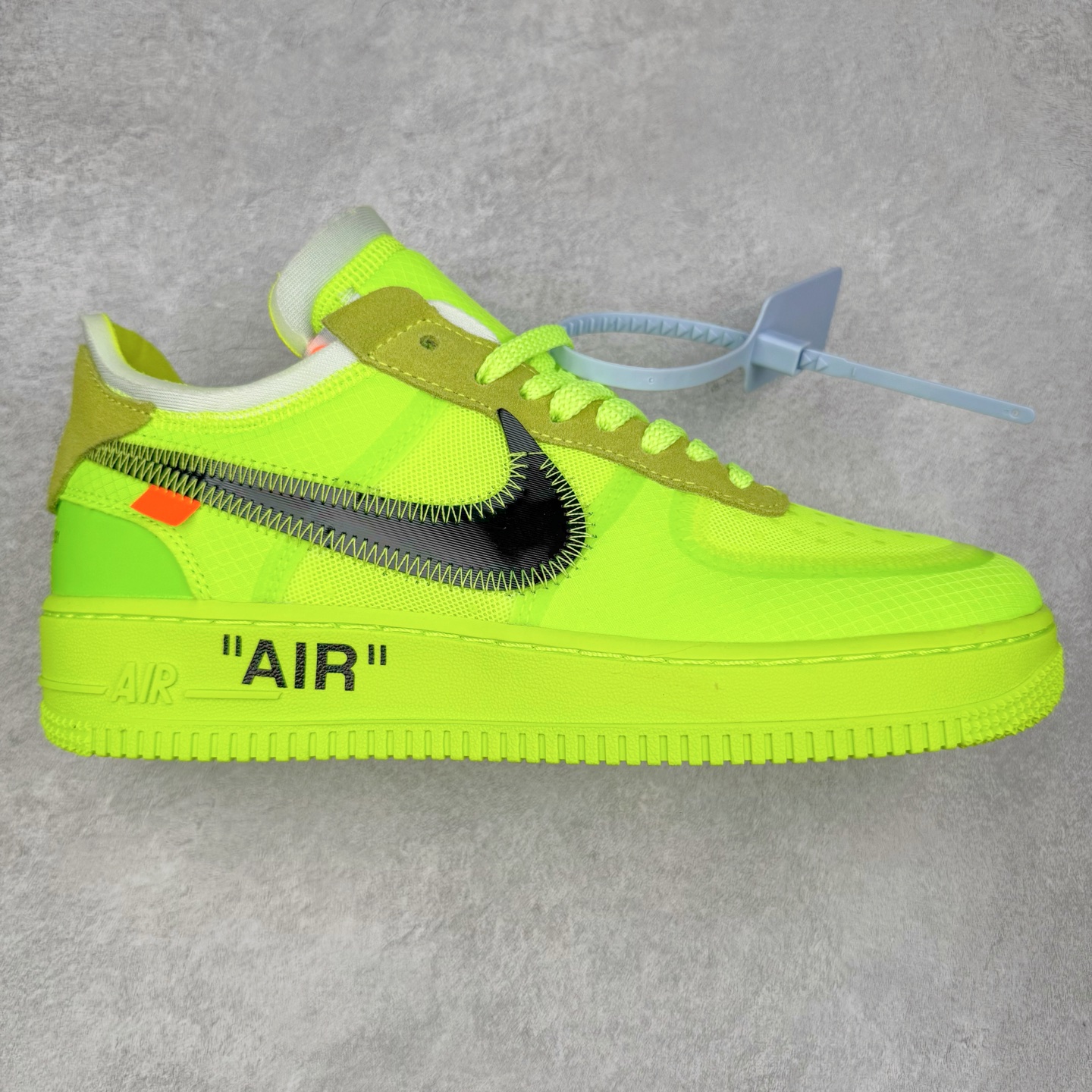 图片[2]-＃福利特价 NK Air Force 1´07 Low 空军一号低帮百搭休闲运动板鞋 柔软、弹性十足的缓震性能和出色的中底设计 横跨复古与现代的外型结合 造就出风靡全球 三十多年的Force 1 直到今天还深受青睐 尺码：36 36.5 37.5 38 38.5 39 40 40.5 41 42 42.5 43 44 44.5 45-选品中心