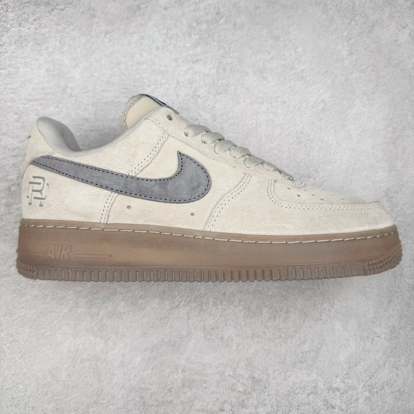 图片[6]-＃福利特价 NK Air Force 1´07 Low 空军一号低帮百搭休闲运动板鞋 柔软、弹性十足的缓震性能和出色的中底设计 横跨复古与现代的外型结合 造就出风靡全球 三十多年的Force 1 直到今天还深受青睐 尺码：36 36.5 37.5 38 38.5 39 40 40.5 41 42 42.5 43 44 44.5 45-选品中心