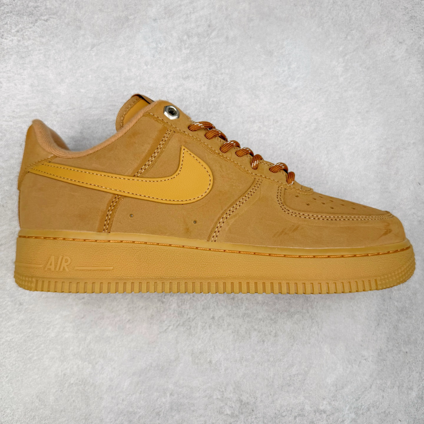＃福利特价 NK Air Force 1´07 Low 空军一号低帮百搭休闲运动板鞋 柔软、弹性十足的缓震性能和出色的中底设计 横跨复古与现代的外型结合 造就出风靡全球 三十多年的Force 1 直到今天还深受青睐 尺码：36 36.5 37.5 38 38.5 39 40 40.5 41 42 42.5 43 44 44.5 45-选品中心