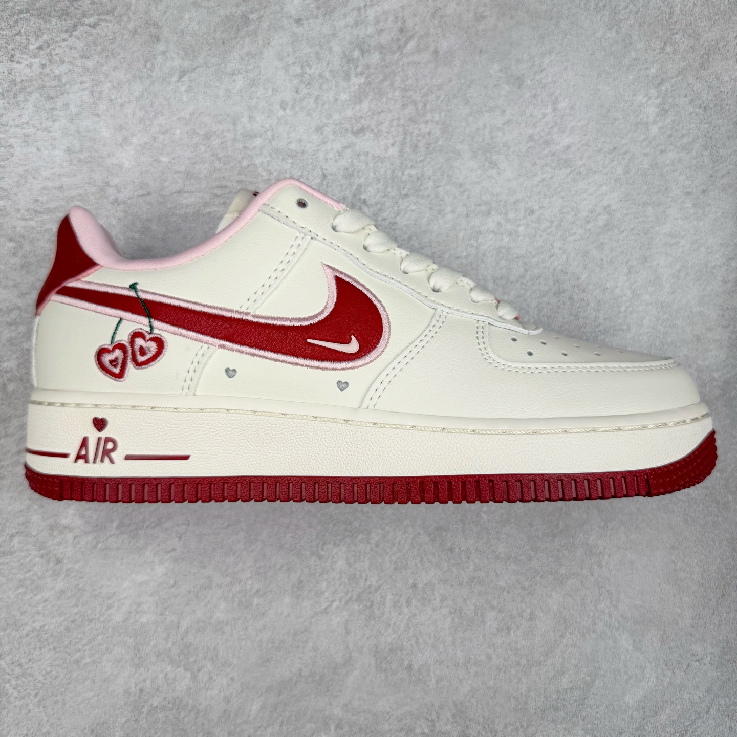 #福利特价 NK Air Force 1´07 Low 空军一号低帮百搭休闲运动板鞋 柔软、弹性十足的缓震性能和出色的中底设计 横跨复古与现代的外型结合 造就出风靡全球 三十多年的Force 1 直到今天还深受青睐 尺码:36 36.5 37.5 38 38.5 39 40 40.5 41 42 42.5 43 44 44.5 45-选品中心