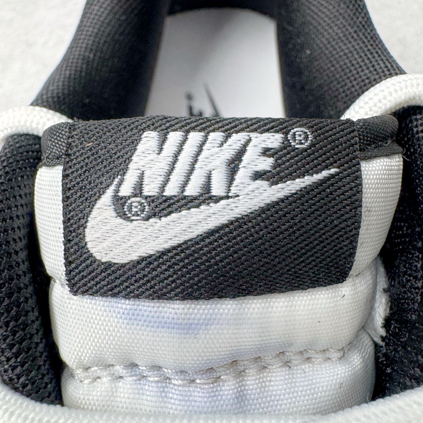 图片[13]-＃YC纯原 NK Dunk Low 银墨 DD1391-100 当世界沉溺于喧嚣的霓虹，真正的玩家在黑白之间寻找更锋利的节奏。墨色是态度的沉潜，银色Swoosh 似不羁的锋芒破界而出，做旧痕迹是时光里沉淀的反骨。这双独属于你的 Nike Dunk Low “银墨”，拒绝千篇一律的复刻，从不拥挤在已知的路上。定制系列天花板 无原鞋不开发 全系列得物原鞋一比一校对开发 配色持续更新中 终端对接 优势输出 全套原厂楦头原纸板数据档案倾力打造 原汁原味莞产 极致还原 圈内最强针车工艺 高端零售指定版 广东原厂配套原盒原标 鞋盒分三个尺码段 原厂冲刀 超高清洁度 全鞋零毛边皮料切割 采用原厂百宏鞋带以及原厂百宏织唛舌标 内标可供原厂几率过验 进口原装条纹中底布 四线拉帮白色点胶 原厂拉帮手法遵循公司 原厂电绣 极致还原 尺码：36 36.5 37.5 38 38.5 39 40 40.5 41 42 42.5 43 44 44.5 45 46-选品中心