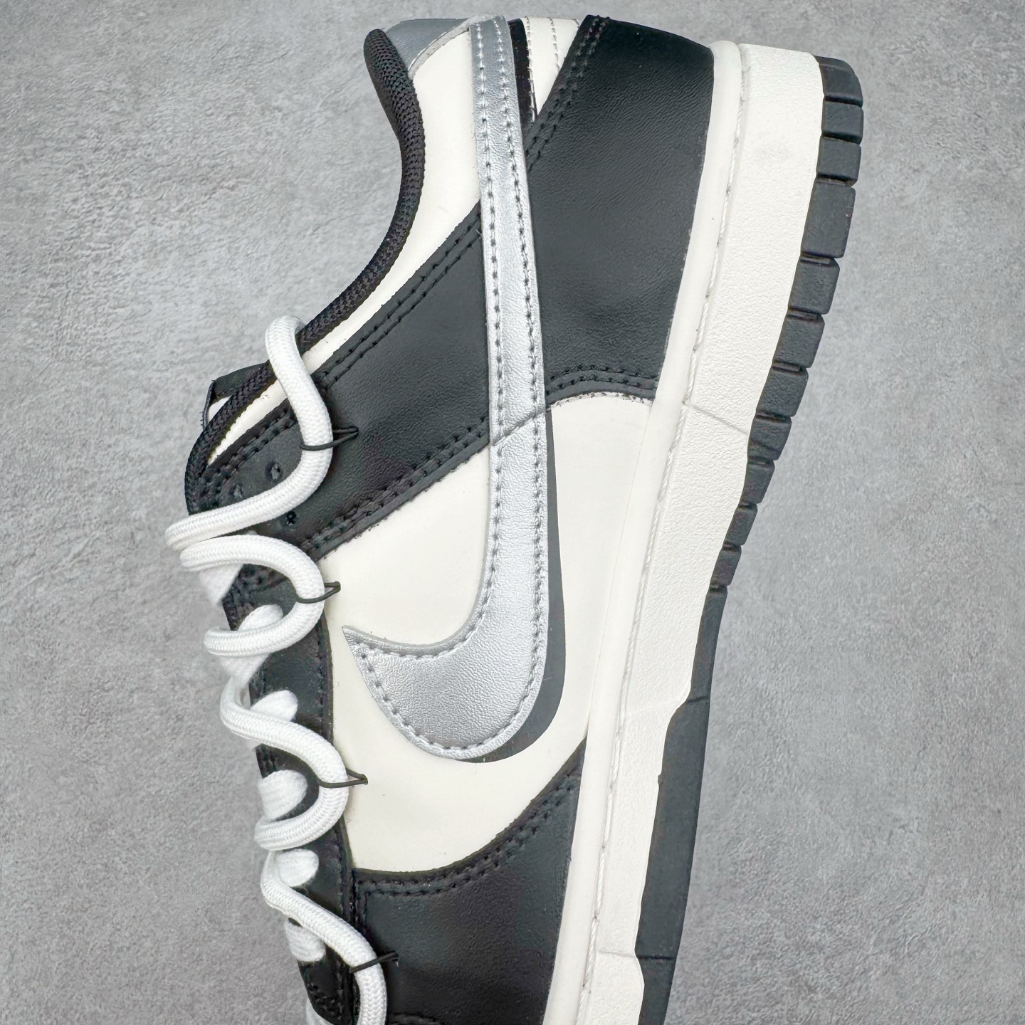 图片[7]-＃YC纯原 NK Dunk Low 银墨 DD1391-100 当世界沉溺于喧嚣的霓虹，真正的玩家在黑白之间寻找更锋利的节奏。墨色是态度的沉潜，银色Swoosh 似不羁的锋芒破界而出，做旧痕迹是时光里沉淀的反骨。这双独属于你的 Nike Dunk Low “银墨”，拒绝千篇一律的复刻，从不拥挤在已知的路上。定制系列天花板 无原鞋不开发 全系列得物原鞋一比一校对开发 配色持续更新中 终端对接 优势输出 全套原厂楦头原纸板数据档案倾力打造 原汁原味莞产 极致还原 圈内最强针车工艺 高端零售指定版 广东原厂配套原盒原标 鞋盒分三个尺码段 原厂冲刀 超高清洁度 全鞋零毛边皮料切割 采用原厂百宏鞋带以及原厂百宏织唛舌标 内标可供原厂几率过验 进口原装条纹中底布 四线拉帮白色点胶 原厂拉帮手法遵循公司 原厂电绣 极致还原 尺码：36 36.5 37.5 38 38.5 39 40 40.5 41 42 42.5 43 44 44.5 45 46-选品中心
