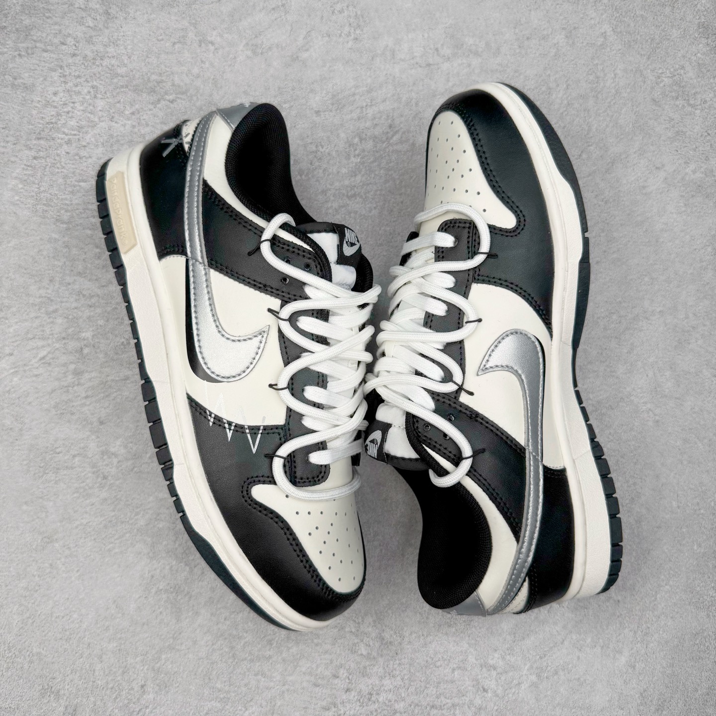 图片[3]-＃YC纯原 NK Dunk Low 银墨 DD1391-100 当世界沉溺于喧嚣的霓虹，真正的玩家在黑白之间寻找更锋利的节奏。墨色是态度的沉潜，银色Swoosh 似不羁的锋芒破界而出，做旧痕迹是时光里沉淀的反骨。这双独属于你的 Nike Dunk Low “银墨”，拒绝千篇一律的复刻，从不拥挤在已知的路上。定制系列天花板 无原鞋不开发 全系列得物原鞋一比一校对开发 配色持续更新中 终端对接 优势输出 全套原厂楦头原纸板数据档案倾力打造 原汁原味莞产 极致还原 圈内最强针车工艺 高端零售指定版 广东原厂配套原盒原标 鞋盒分三个尺码段 原厂冲刀 超高清洁度 全鞋零毛边皮料切割 采用原厂百宏鞋带以及原厂百宏织唛舌标 内标可供原厂几率过验 进口原装条纹中底布 四线拉帮白色点胶 原厂拉帮手法遵循公司 原厂电绣 极致还原 尺码：36 36.5 37.5 38 38.5 39 40 40.5 41 42 42.5 43 44 44.5 45 46-选品中心