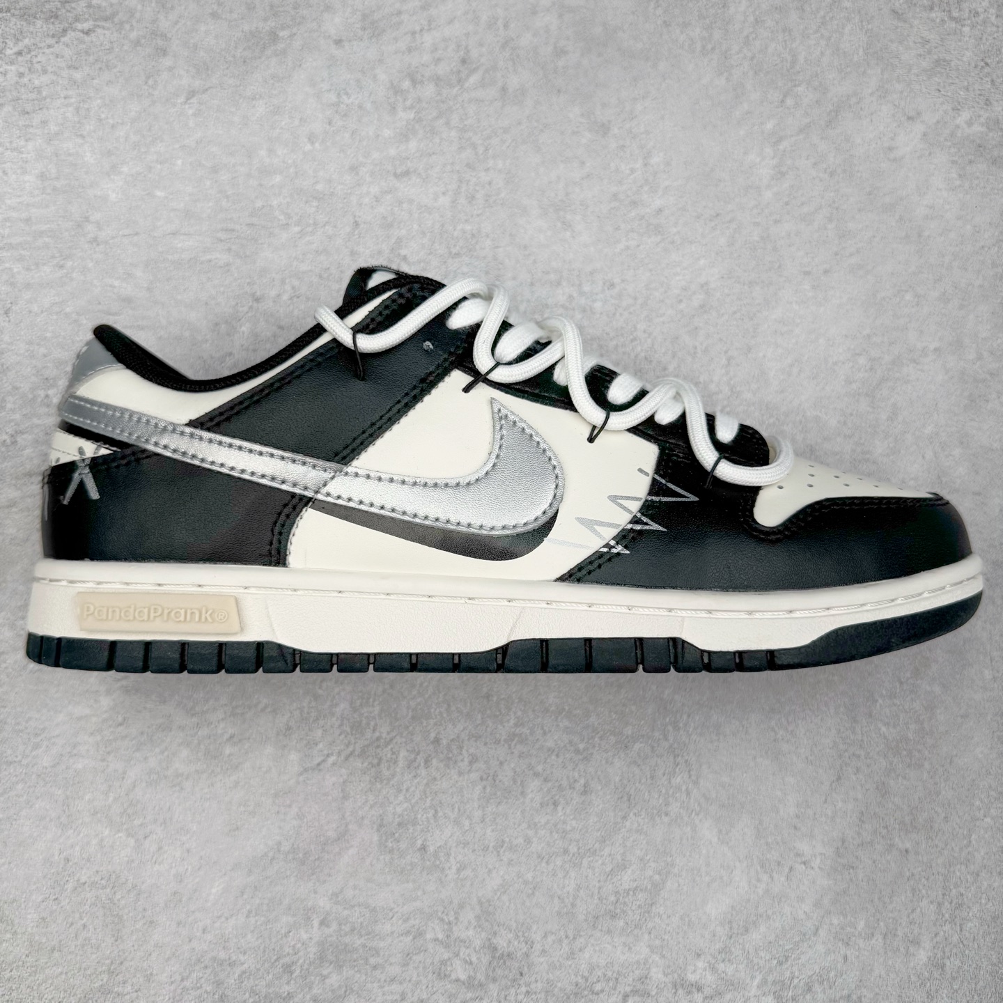 ＃YC纯原 NK Dunk Low 银墨 DD1391-100 当世界沉溺于喧嚣的霓虹，真正的玩家在黑白之间寻找更锋利的节奏。墨色是态度的沉潜，银色Swoosh 似不羁的锋芒破界而出，做旧痕迹是时光里沉淀的反骨。这双独属于你的 Nike Dunk Low “银墨”，拒绝千篇一律的复刻，从不拥挤在已知的路上。定制系列天花板 无原鞋不开发 全系列得物原鞋一比一校对开发 配色持续更新中 终端对接 优势输出 全套原厂楦头原纸板数据档案倾力打造 原汁原味莞产 极致还原 圈内最强针车工艺 高端零售指定版 广东原厂配套原盒原标 鞋盒分三个尺码段 原厂冲刀 超高清洁度 全鞋零毛边皮料切割 采用原厂百宏鞋带以及原厂百宏织唛舌标 内标可供原厂几率过验 进口原装条纹中底布 四线拉帮白色点胶 原厂拉帮手法遵循公司 原厂电绣 极致还原 尺码：36 36.5 37.5 38 38.5 39 40 40.5 41 42 42.5 43 44 44.5 45 46-选品中心