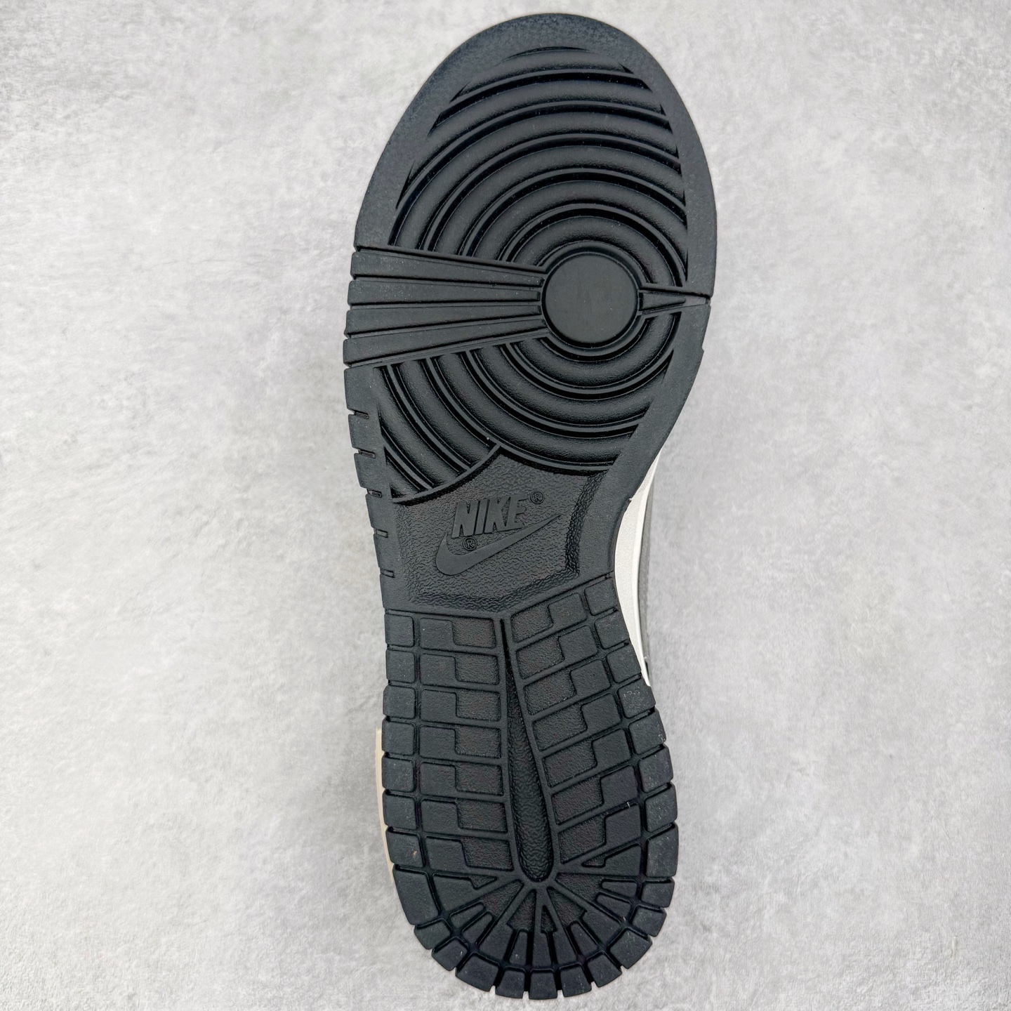 图片[9]-＃YC纯原 NK Dunk Low 银墨 DD1391-100 当世界沉溺于喧嚣的霓虹，真正的玩家在黑白之间寻找更锋利的节奏。墨色是态度的沉潜，银色Swoosh 似不羁的锋芒破界而出，做旧痕迹是时光里沉淀的反骨。这双独属于你的 Nike Dunk Low “银墨”，拒绝千篇一律的复刻，从不拥挤在已知的路上。定制系列天花板 无原鞋不开发 全系列得物原鞋一比一校对开发 配色持续更新中 终端对接 优势输出 全套原厂楦头原纸板数据档案倾力打造 原汁原味莞产 极致还原 圈内最强针车工艺 高端零售指定版 广东原厂配套原盒原标 鞋盒分三个尺码段 原厂冲刀 超高清洁度 全鞋零毛边皮料切割 采用原厂百宏鞋带以及原厂百宏织唛舌标 内标可供原厂几率过验 进口原装条纹中底布 四线拉帮白色点胶 原厂拉帮手法遵循公司 原厂电绣 极致还原 尺码：36 36.5 37.5 38 38.5 39 40 40.5 41 42 42.5 43 44 44.5 45 46-选品中心