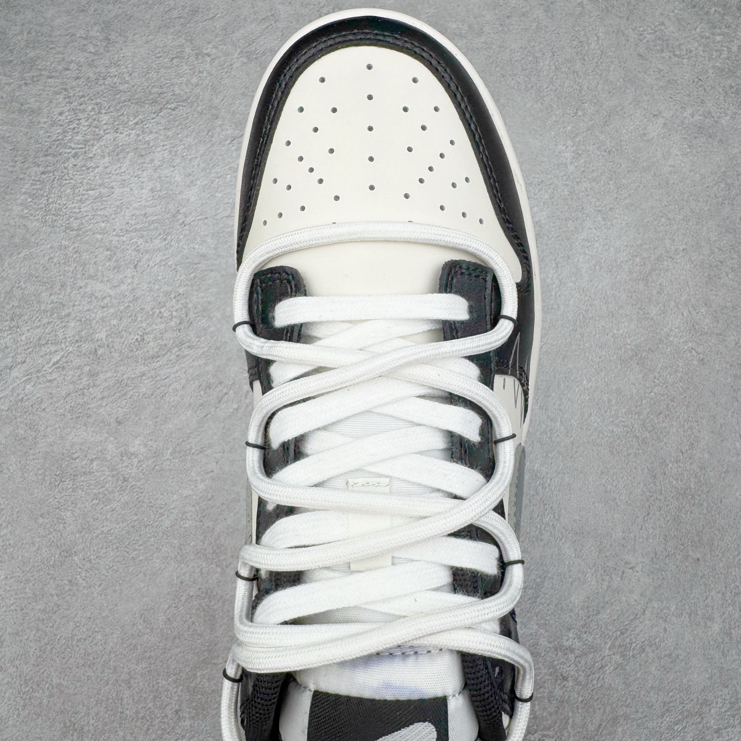 图片[4]-＃YC纯原 NK Dunk Low 银墨 DD1391-100 当世界沉溺于喧嚣的霓虹，真正的玩家在黑白之间寻找更锋利的节奏。墨色是态度的沉潜，银色Swoosh 似不羁的锋芒破界而出，做旧痕迹是时光里沉淀的反骨。这双独属于你的 Nike Dunk Low “银墨”，拒绝千篇一律的复刻，从不拥挤在已知的路上。定制系列天花板 无原鞋不开发 全系列得物原鞋一比一校对开发 配色持续更新中 终端对接 优势输出 全套原厂楦头原纸板数据档案倾力打造 原汁原味莞产 极致还原 圈内最强针车工艺 高端零售指定版 广东原厂配套原盒原标 鞋盒分三个尺码段 原厂冲刀 超高清洁度 全鞋零毛边皮料切割 采用原厂百宏鞋带以及原厂百宏织唛舌标 内标可供原厂几率过验 进口原装条纹中底布 四线拉帮白色点胶 原厂拉帮手法遵循公司 原厂电绣 极致还原 尺码：36 36.5 37.5 38 38.5 39 40 40.5 41 42 42.5 43 44 44.5 45 46-选品中心