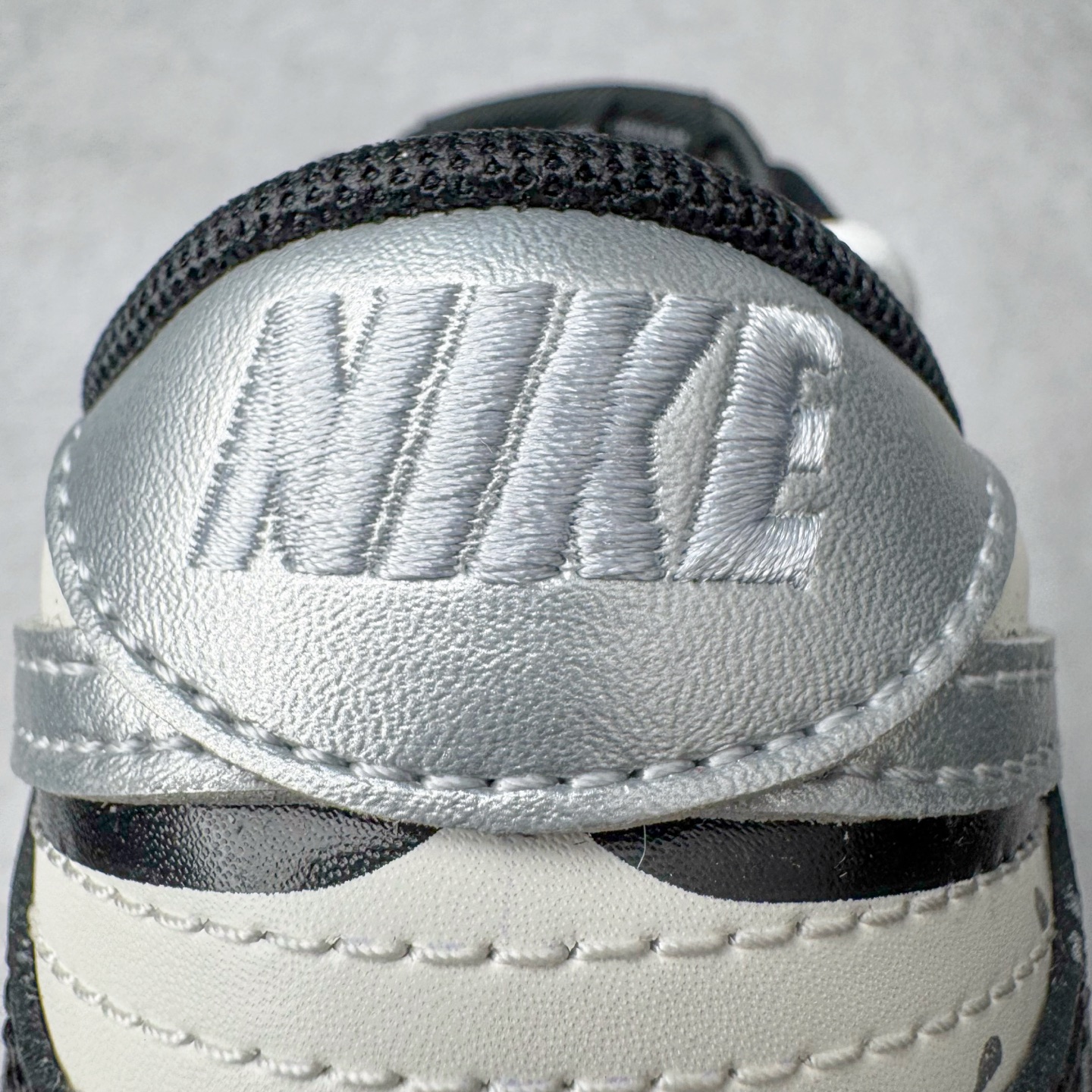 图片[15]-＃YC纯原 NK Dunk Low 银墨 DD1391-100 当世界沉溺于喧嚣的霓虹，真正的玩家在黑白之间寻找更锋利的节奏。墨色是态度的沉潜，银色Swoosh 似不羁的锋芒破界而出，做旧痕迹是时光里沉淀的反骨。这双独属于你的 Nike Dunk Low “银墨”，拒绝千篇一律的复刻，从不拥挤在已知的路上。定制系列天花板 无原鞋不开发 全系列得物原鞋一比一校对开发 配色持续更新中 终端对接 优势输出 全套原厂楦头原纸板数据档案倾力打造 原汁原味莞产 极致还原 圈内最强针车工艺 高端零售指定版 广东原厂配套原盒原标 鞋盒分三个尺码段 原厂冲刀 超高清洁度 全鞋零毛边皮料切割 采用原厂百宏鞋带以及原厂百宏织唛舌标 内标可供原厂几率过验 进口原装条纹中底布 四线拉帮白色点胶 原厂拉帮手法遵循公司 原厂电绣 极致还原 尺码：36 36.5 37.5 38 38.5 39 40 40.5 41 42 42.5 43 44 44.5 45 46-选品中心