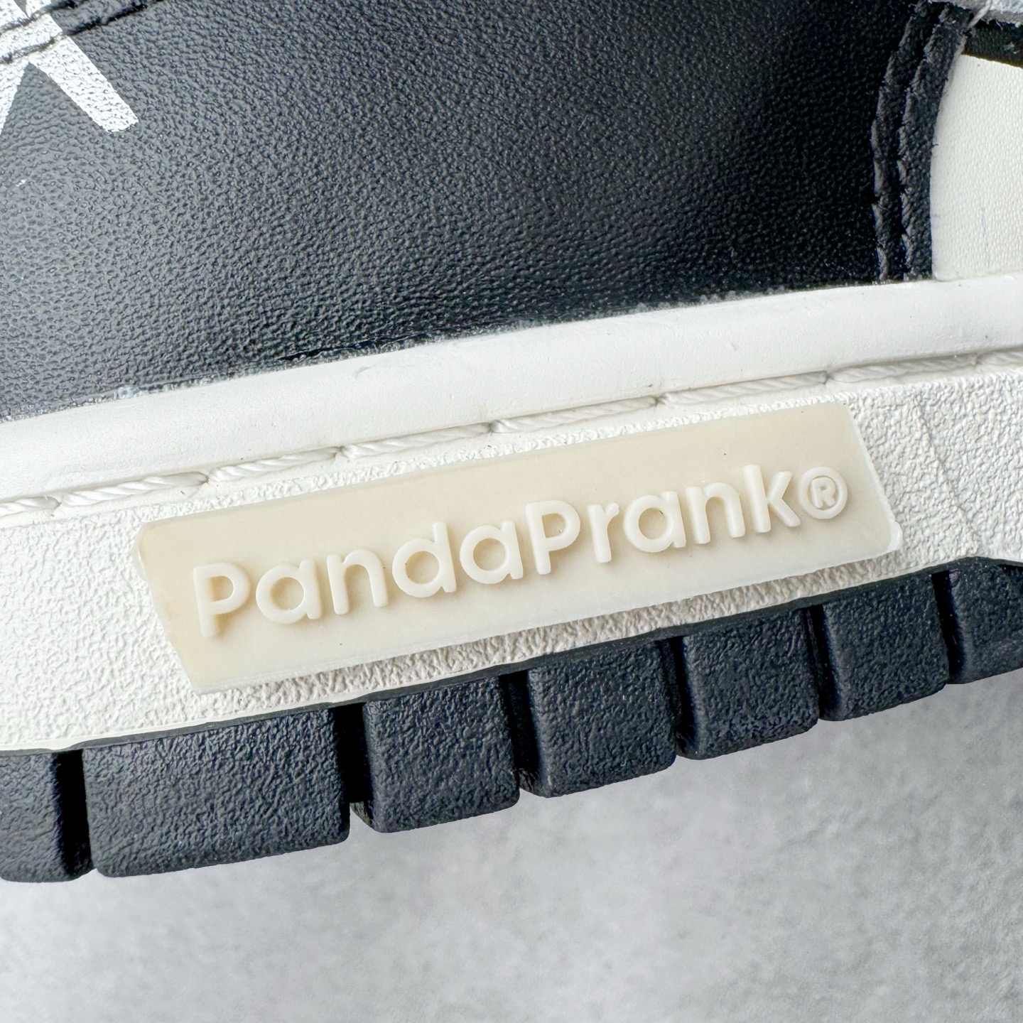 图片[17]-＃YC纯原 NK Dunk Low 银墨 DD1391-100 当世界沉溺于喧嚣的霓虹，真正的玩家在黑白之间寻找更锋利的节奏。墨色是态度的沉潜，银色Swoosh 似不羁的锋芒破界而出，做旧痕迹是时光里沉淀的反骨。这双独属于你的 Nike Dunk Low “银墨”，拒绝千篇一律的复刻，从不拥挤在已知的路上。定制系列天花板 无原鞋不开发 全系列得物原鞋一比一校对开发 配色持续更新中 终端对接 优势输出 全套原厂楦头原纸板数据档案倾力打造 原汁原味莞产 极致还原 圈内最强针车工艺 高端零售指定版 广东原厂配套原盒原标 鞋盒分三个尺码段 原厂冲刀 超高清洁度 全鞋零毛边皮料切割 采用原厂百宏鞋带以及原厂百宏织唛舌标 内标可供原厂几率过验 进口原装条纹中底布 四线拉帮白色点胶 原厂拉帮手法遵循公司 原厂电绣 极致还原 尺码：36 36.5 37.5 38 38.5 39 40 40.5 41 42 42.5 43 44 44.5 45 46-选品中心