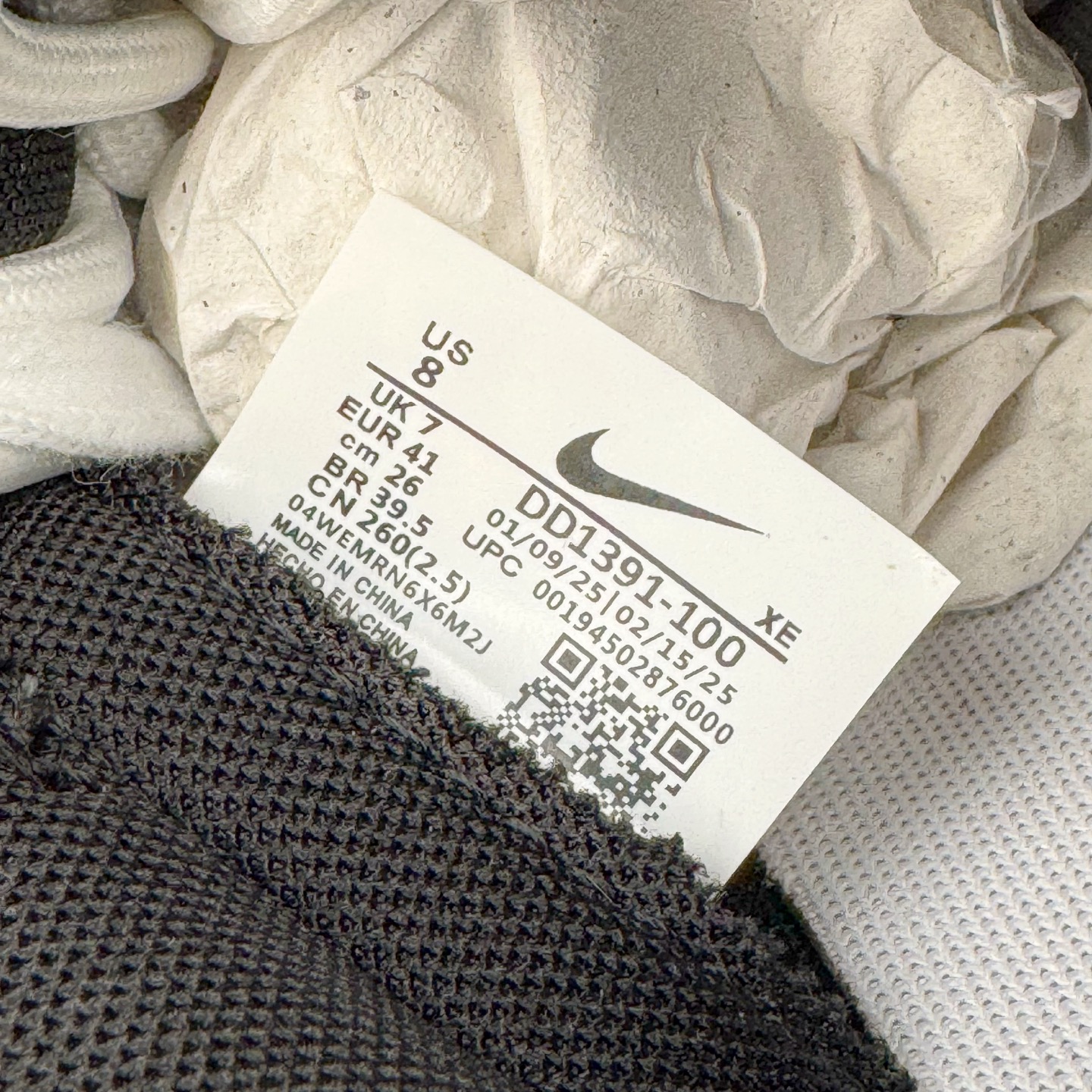 图片[12]-＃YC纯原 NK Dunk Low 银墨 DD1391-100 当世界沉溺于喧嚣的霓虹，真正的玩家在黑白之间寻找更锋利的节奏。墨色是态度的沉潜，银色Swoosh 似不羁的锋芒破界而出，做旧痕迹是时光里沉淀的反骨。这双独属于你的 Nike Dunk Low “银墨”，拒绝千篇一律的复刻，从不拥挤在已知的路上。定制系列天花板 无原鞋不开发 全系列得物原鞋一比一校对开发 配色持续更新中 终端对接 优势输出 全套原厂楦头原纸板数据档案倾力打造 原汁原味莞产 极致还原 圈内最强针车工艺 高端零售指定版 广东原厂配套原盒原标 鞋盒分三个尺码段 原厂冲刀 超高清洁度 全鞋零毛边皮料切割 采用原厂百宏鞋带以及原厂百宏织唛舌标 内标可供原厂几率过验 进口原装条纹中底布 四线拉帮白色点胶 原厂拉帮手法遵循公司 原厂电绣 极致还原 尺码：36 36.5 37.5 38 38.5 39 40 40.5 41 42 42.5 43 44 44.5 45 46-选品中心